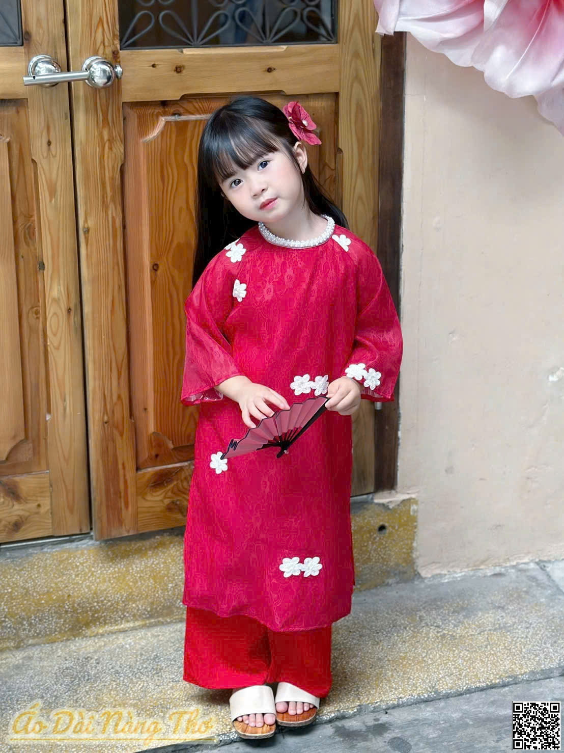 Áo Dài Bé Gái Gấm Đỏ Hoa Đáng Yêu