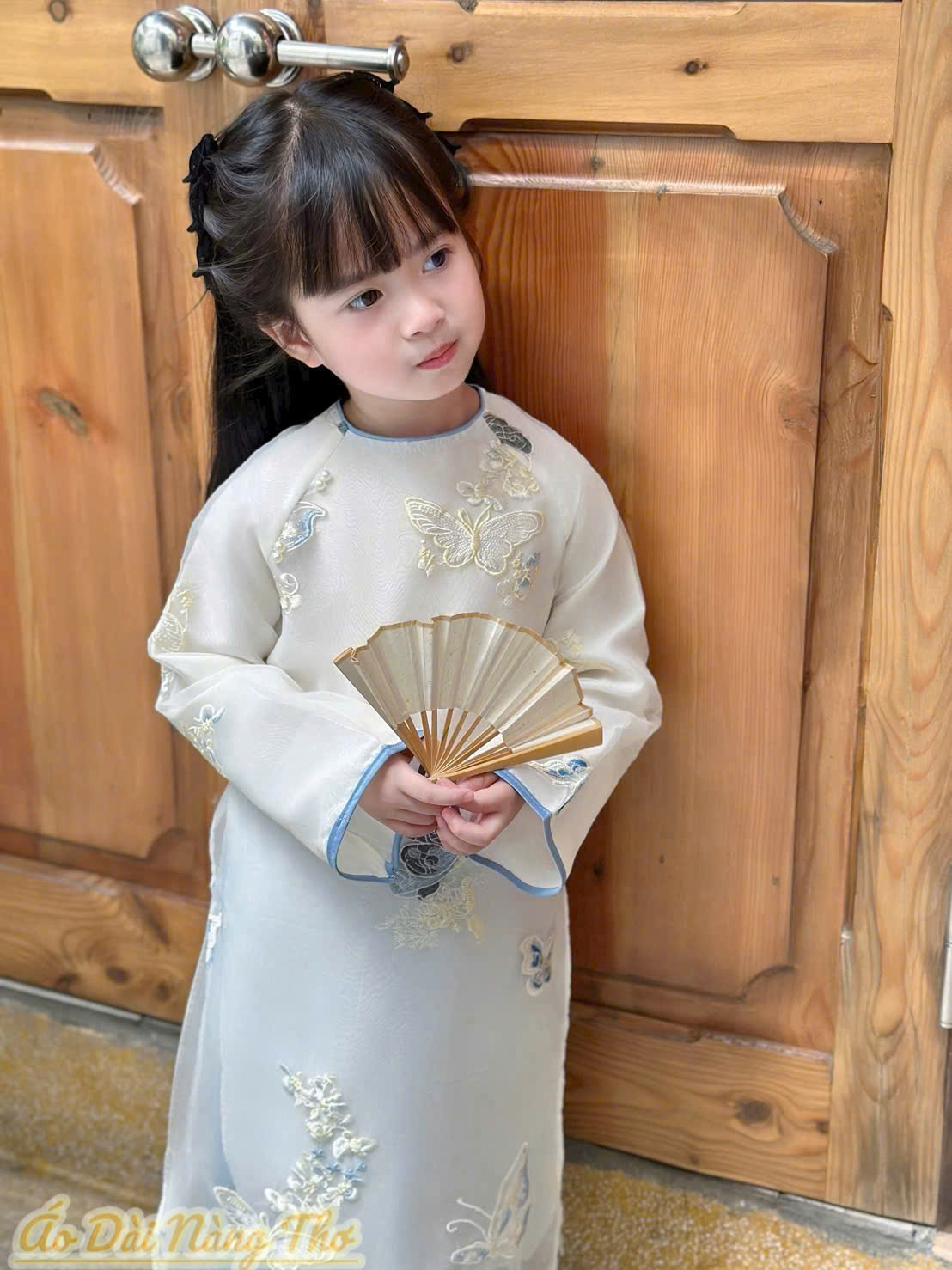 Áo Dài Bé Gái Voan Trắng Cổ Tròn Họa Tiết Thêu