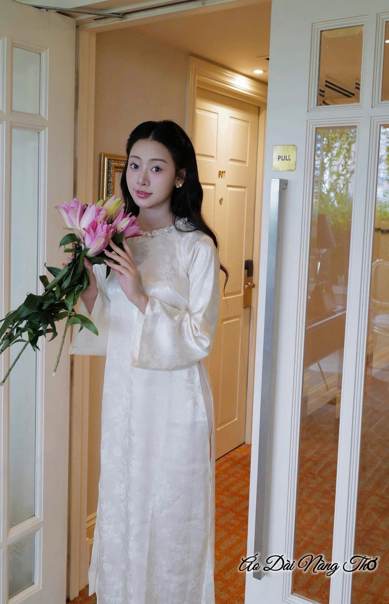 Áo Dài Cách Tân Vải Gấm Lụa Cổ Tròn Kết Hạt Xinh