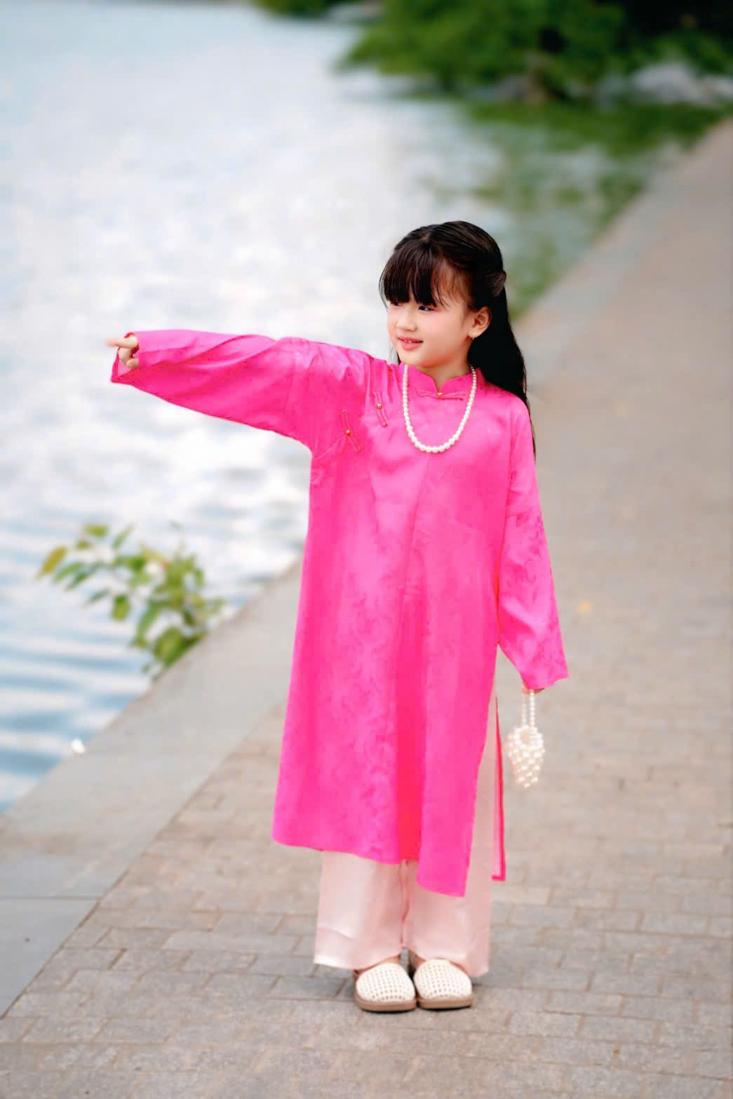 Áo Dài Bé Gái Lụa Gấm Hồng Sen Đáng Yêu