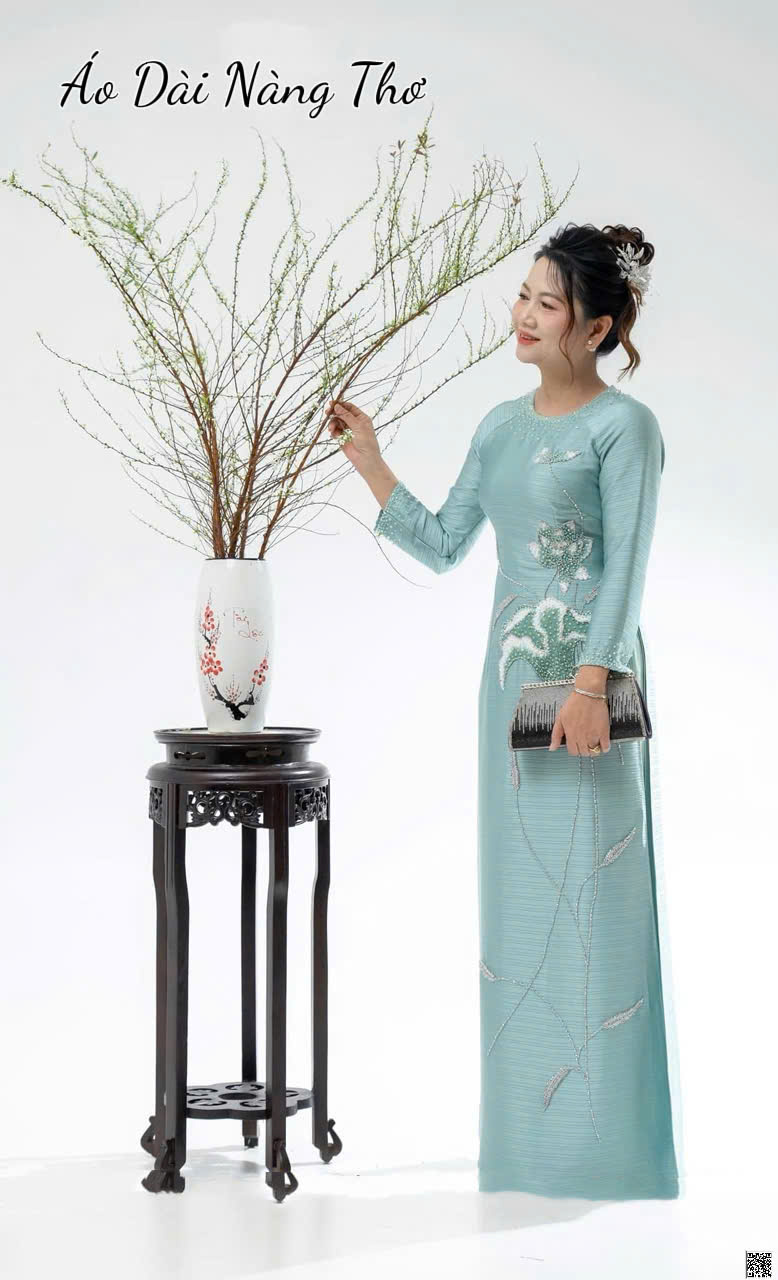 Áo Dài Bà Sui Lụa Xanh Cổ Tròn Đính Hoa Sen Quý Phái