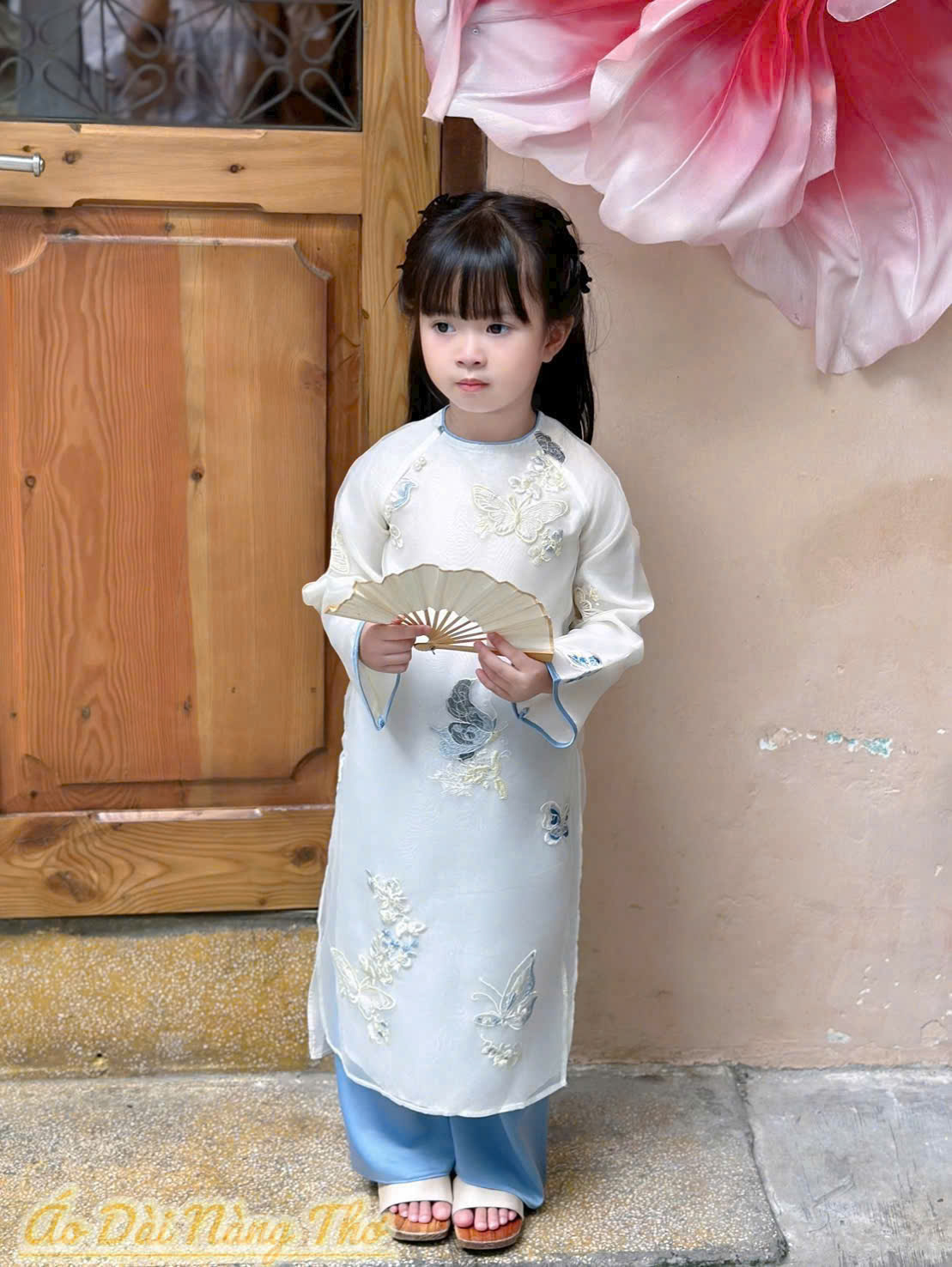 Áo Dài Bé Gái Voan Trắng Cổ Tròn Họa Tiết Thêu