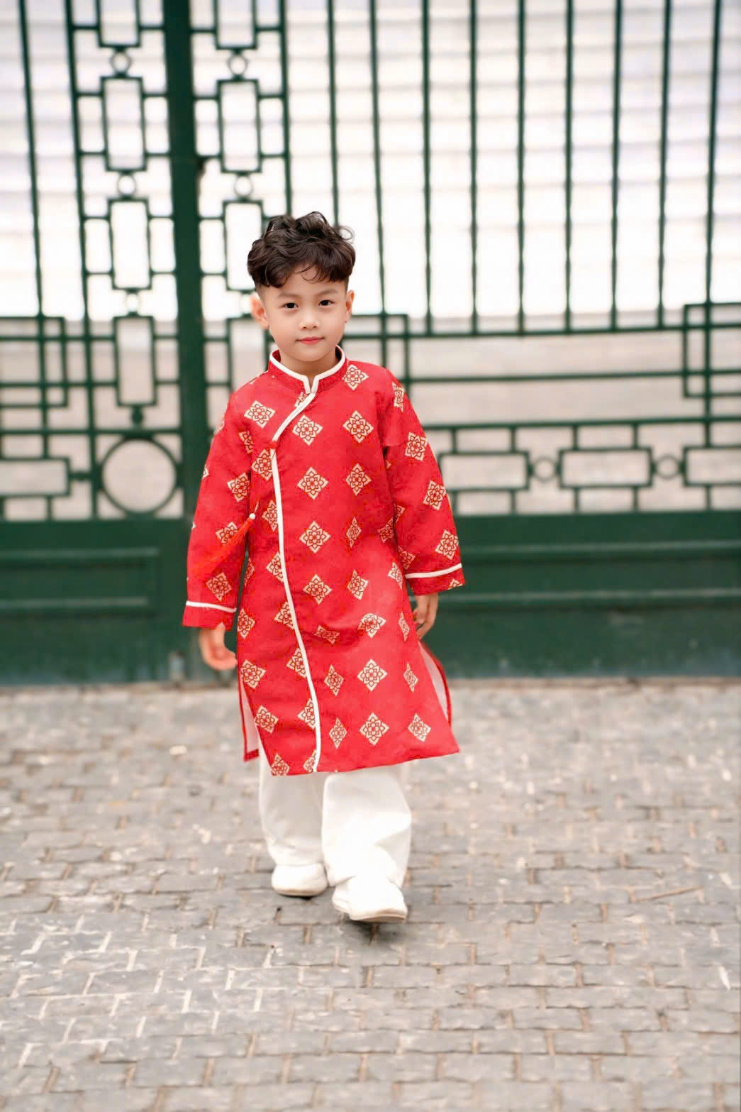 Áo Dài Bé Trai Gấm Đỏ Họa Tiết Chìm