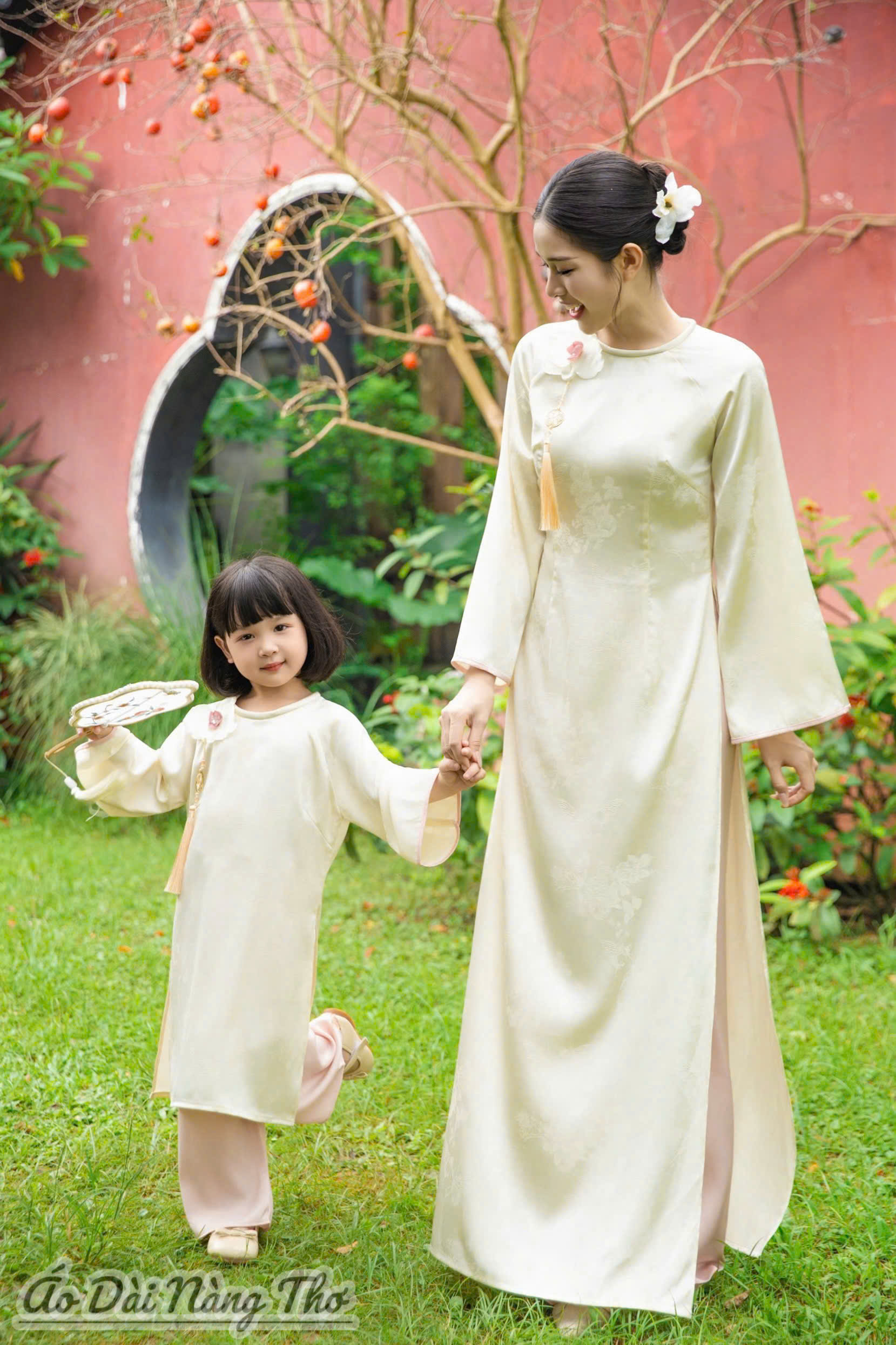 Áo Dài Cách Tân Lụa Gấm Kem Tay Loe Xinh Yêu