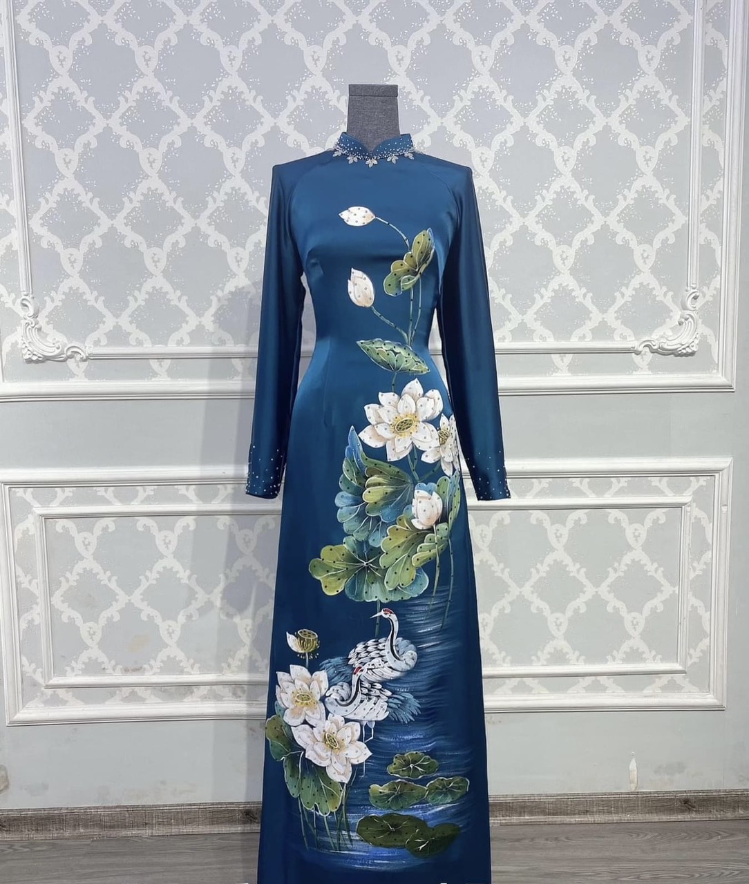 Áo Dài Bà Sui Lụa Cao Cấp Họa Tiết Uyên Ương Bên Hồ Sen