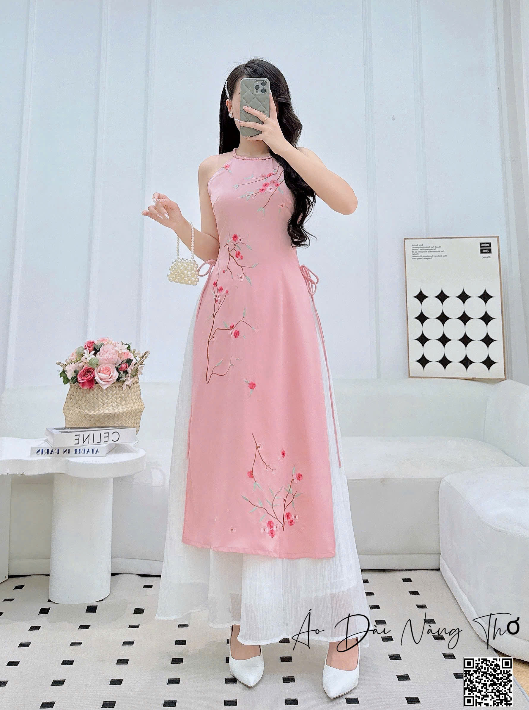 Áo Dài Cách Tân Lụa Hồng Cổ Yếm Họa Tiết Thêu Xinh Xắn