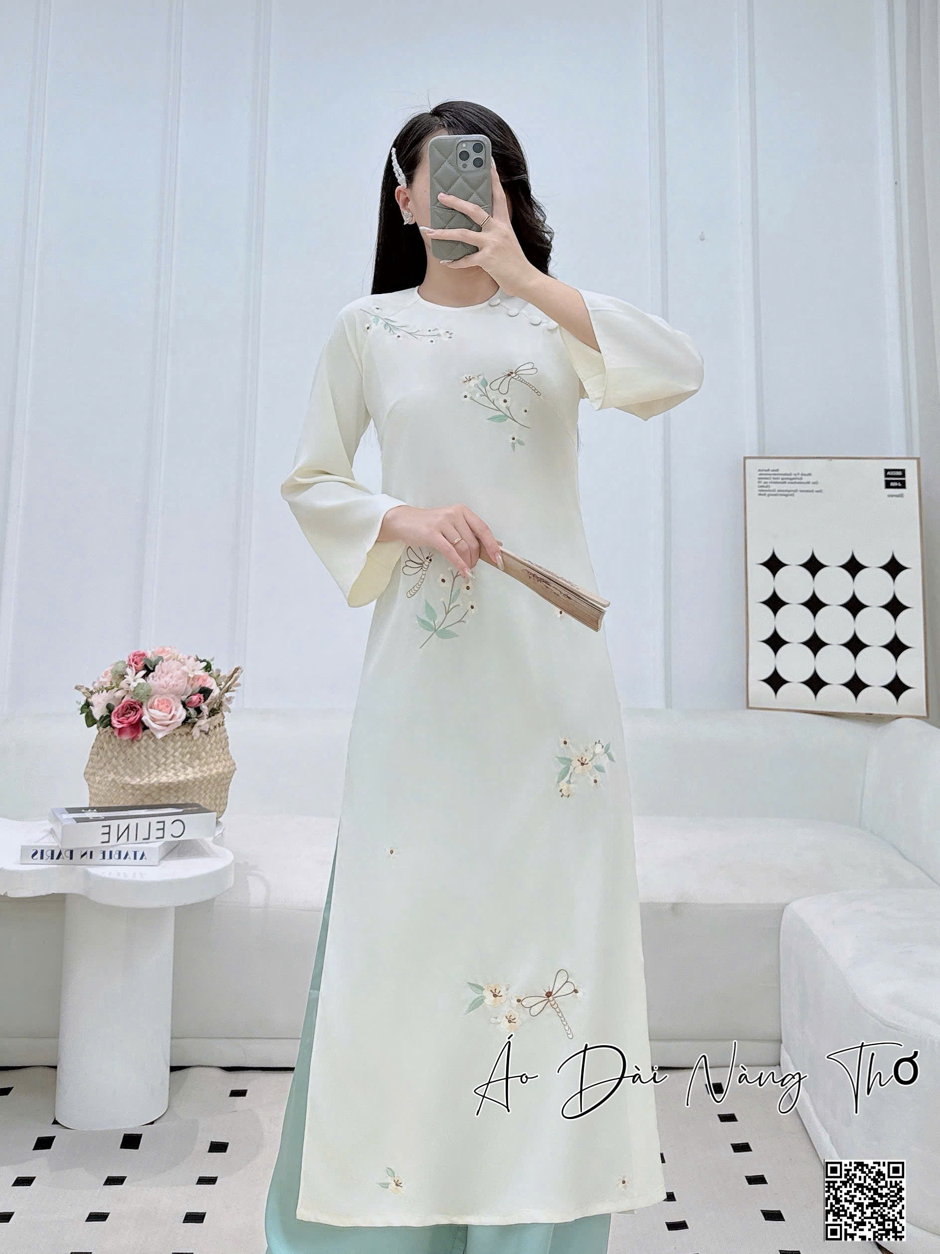 Áo Dài Cách Tân Vải Lụa Trắng Thêu Hoa Xinh Xắn