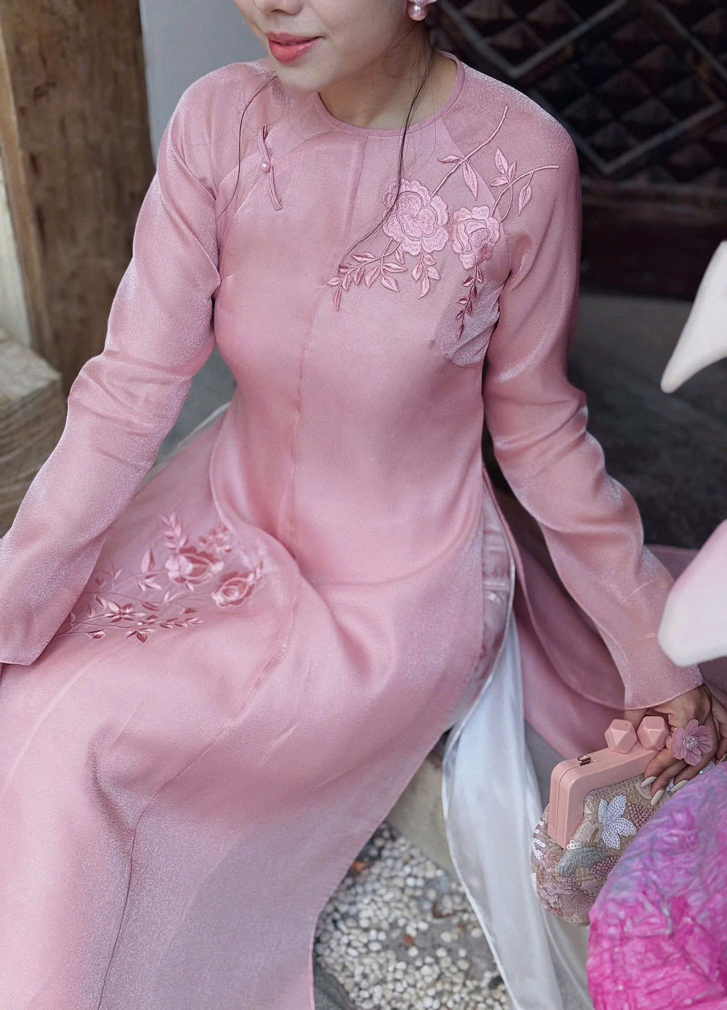 Áo Dài Cách Tân Lụa Hồng Họa Tiết Thêu Cổ Tròn