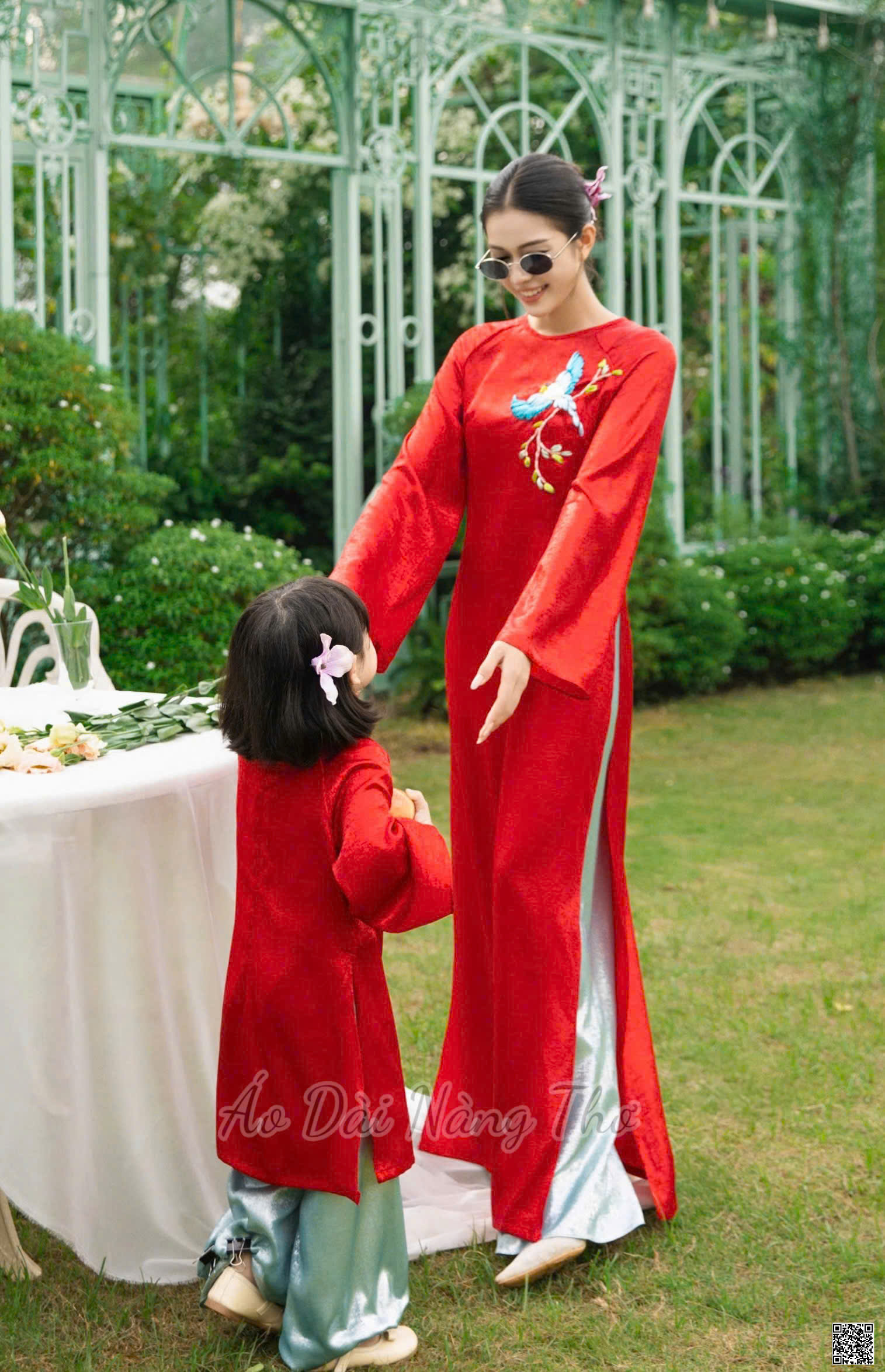 Áo Dài Cách Tân Gia Đình Gấm Đỏ Thêu Ruy Băng