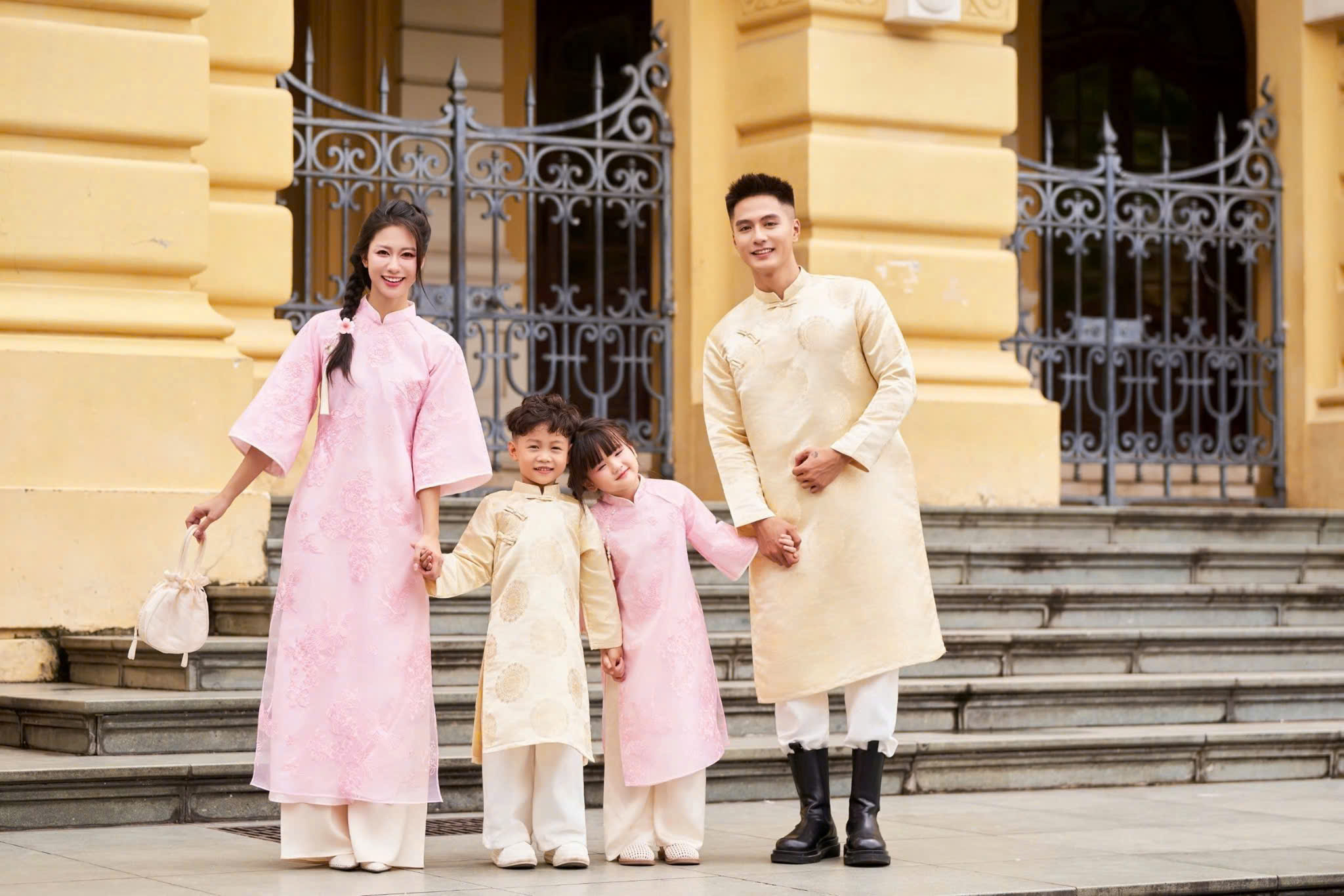 Áo Dài Cách Tân Gia Đình Hồng Phối Kem Đáng Yêu