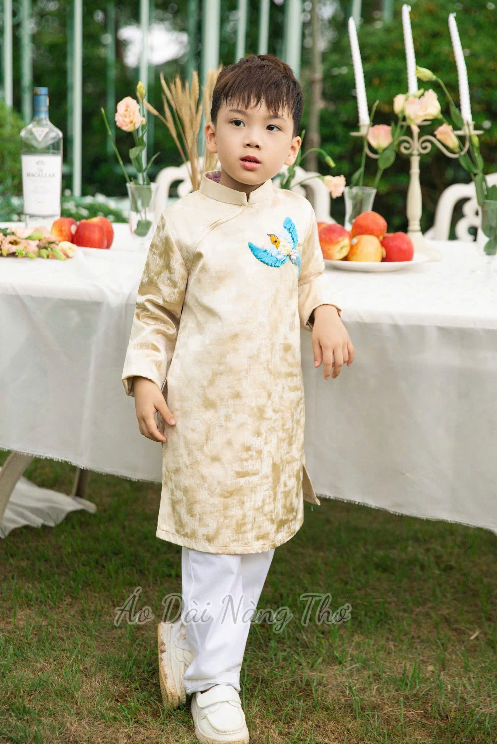 Áo Dài Cách Tân Gia Đình Gấm Hồng Thêu Ruy Băng