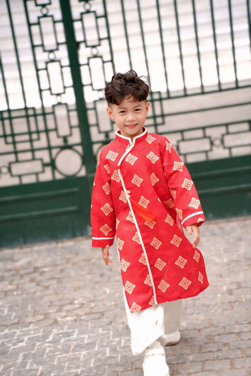 Áo Dài Bé Trai Gấm Đỏ Họa Tiết Chìm