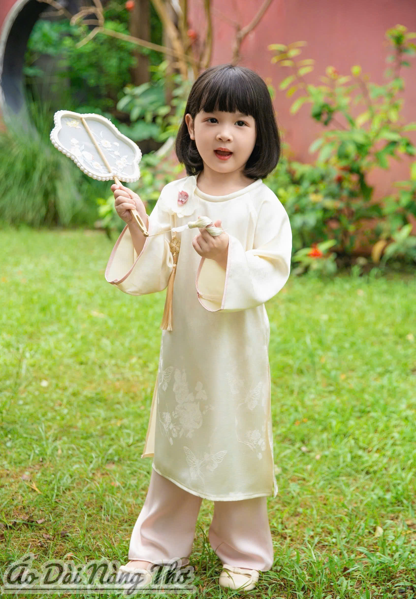 Áo Dài Bé Gái Gấm Kem Đính Hoa