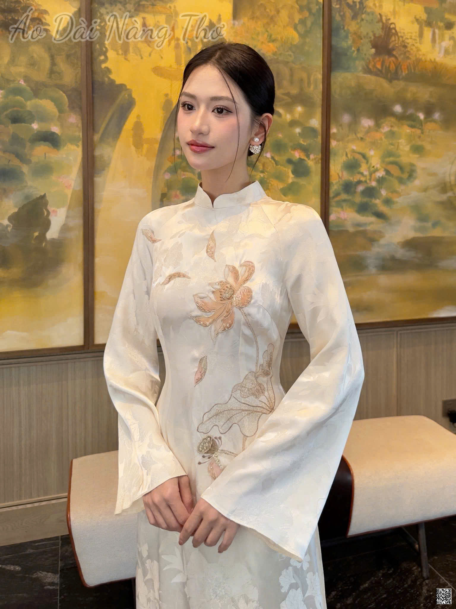 Áo Dài Truyền Thống Gấm Thêu Họa Tiết Hoa Sen Nền Nã