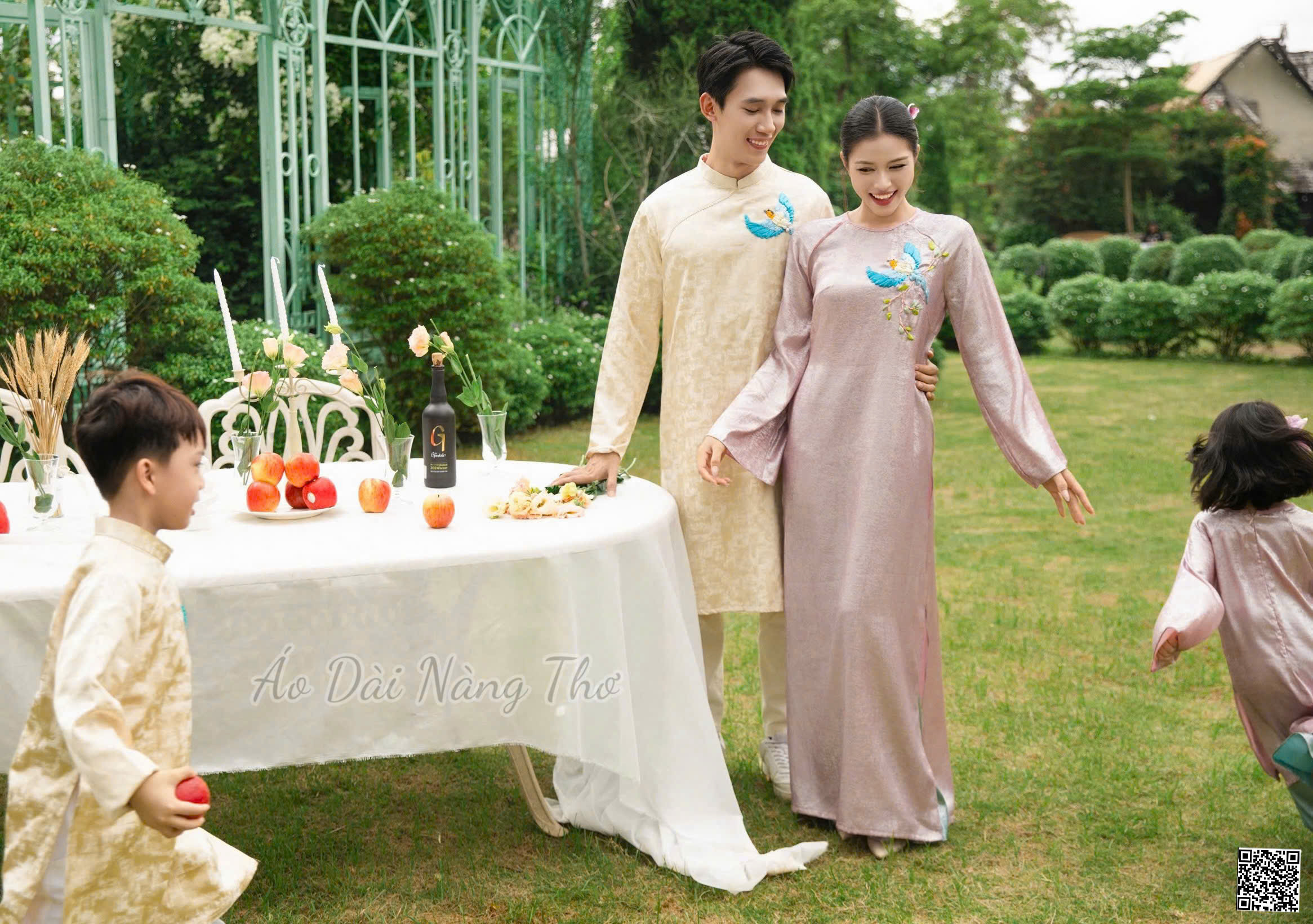 Áo Dài Cách Tân Gia Đình Gấm Hồng Thêu Ruy Băng
