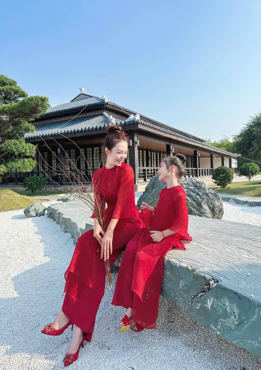 Áo Dài Cách Tân Mẹ Bé Lụa Thêu Hoa