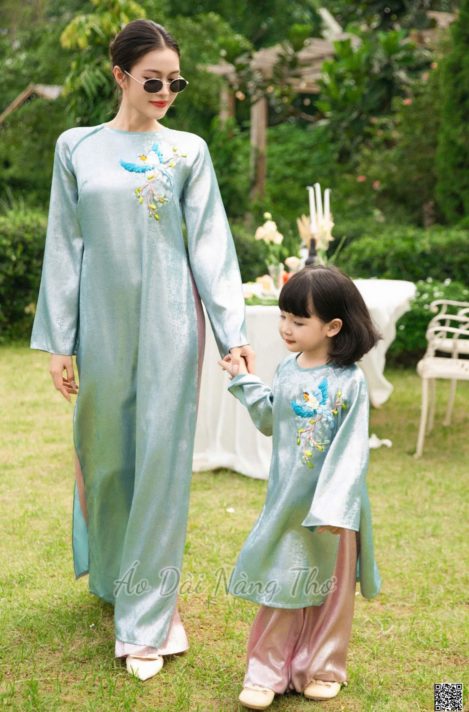 Áo Dài Cách Tân Gia Đình Gấm Xanh Thêu Ruy Băng