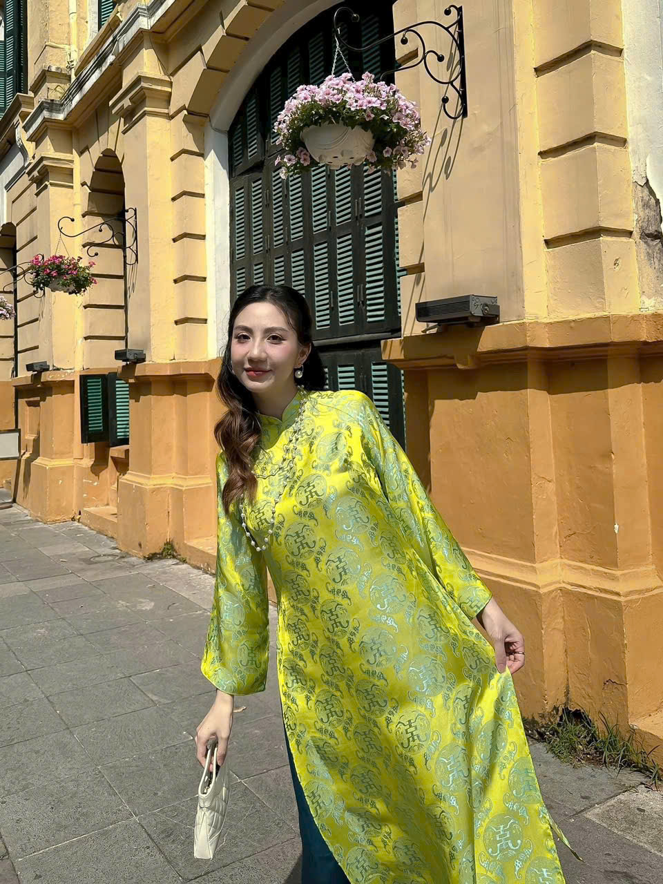 Áo Dài Cách Tân Gấm Thọ Dơi Sành Điệu