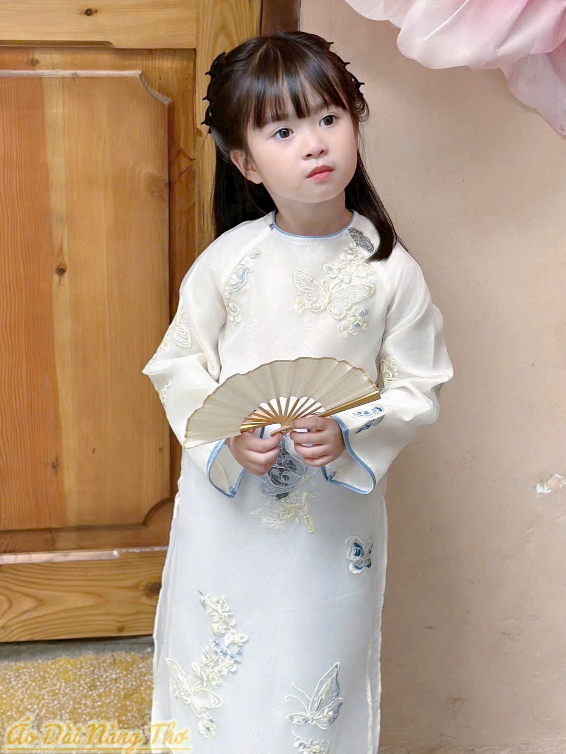 Áo Dài Bé Gái Voan Trắng Cổ Tròn Họa Tiết Thêu