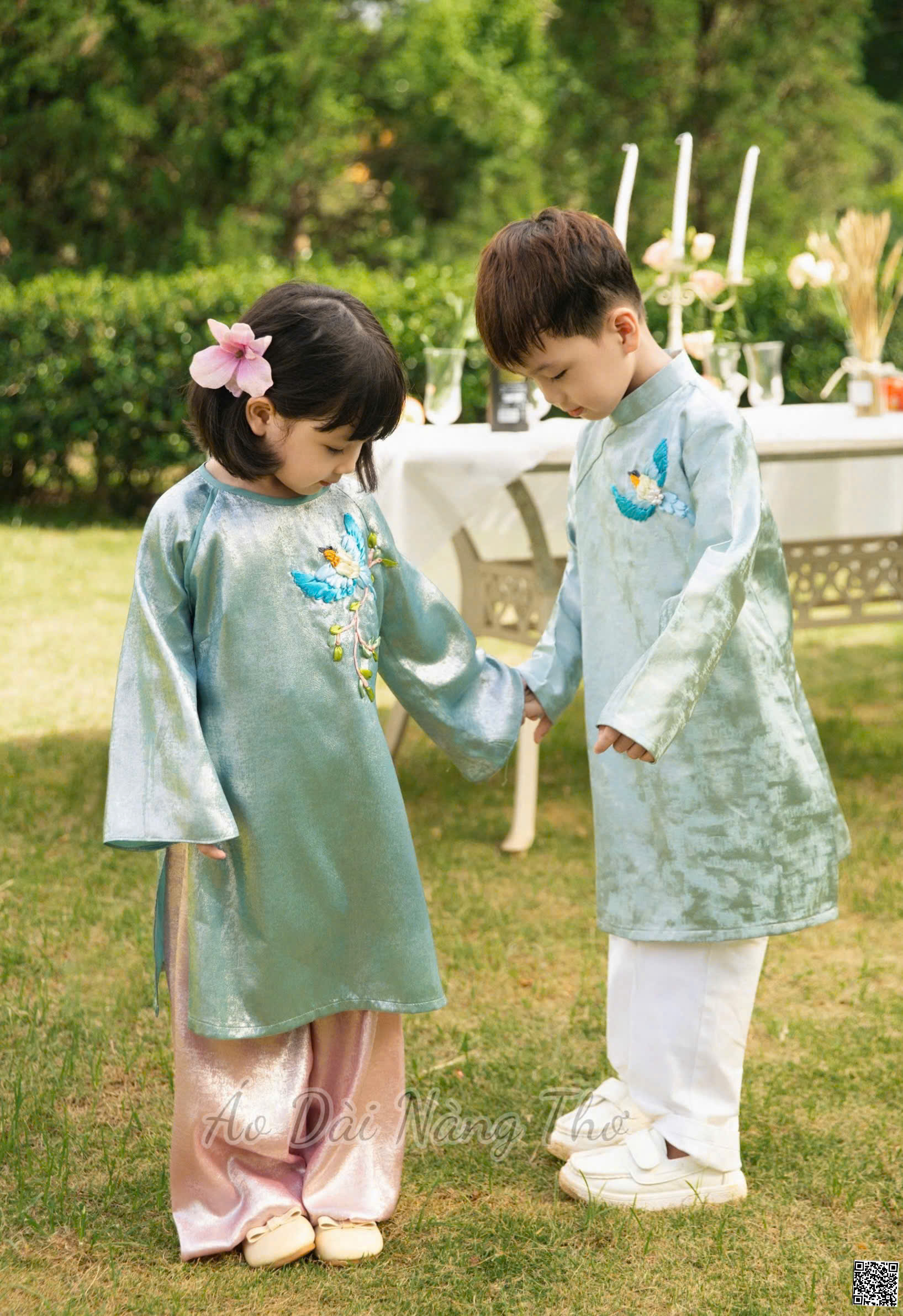 Áo Dài Cách Tân Gia Đình Gấm Xanh Thêu Ruy Băng