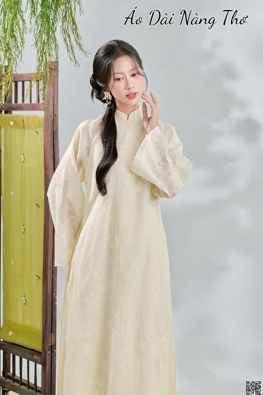 Áo Dài Cách Tân Lụa Kem Họa Tiết Ẩn Trên Vải