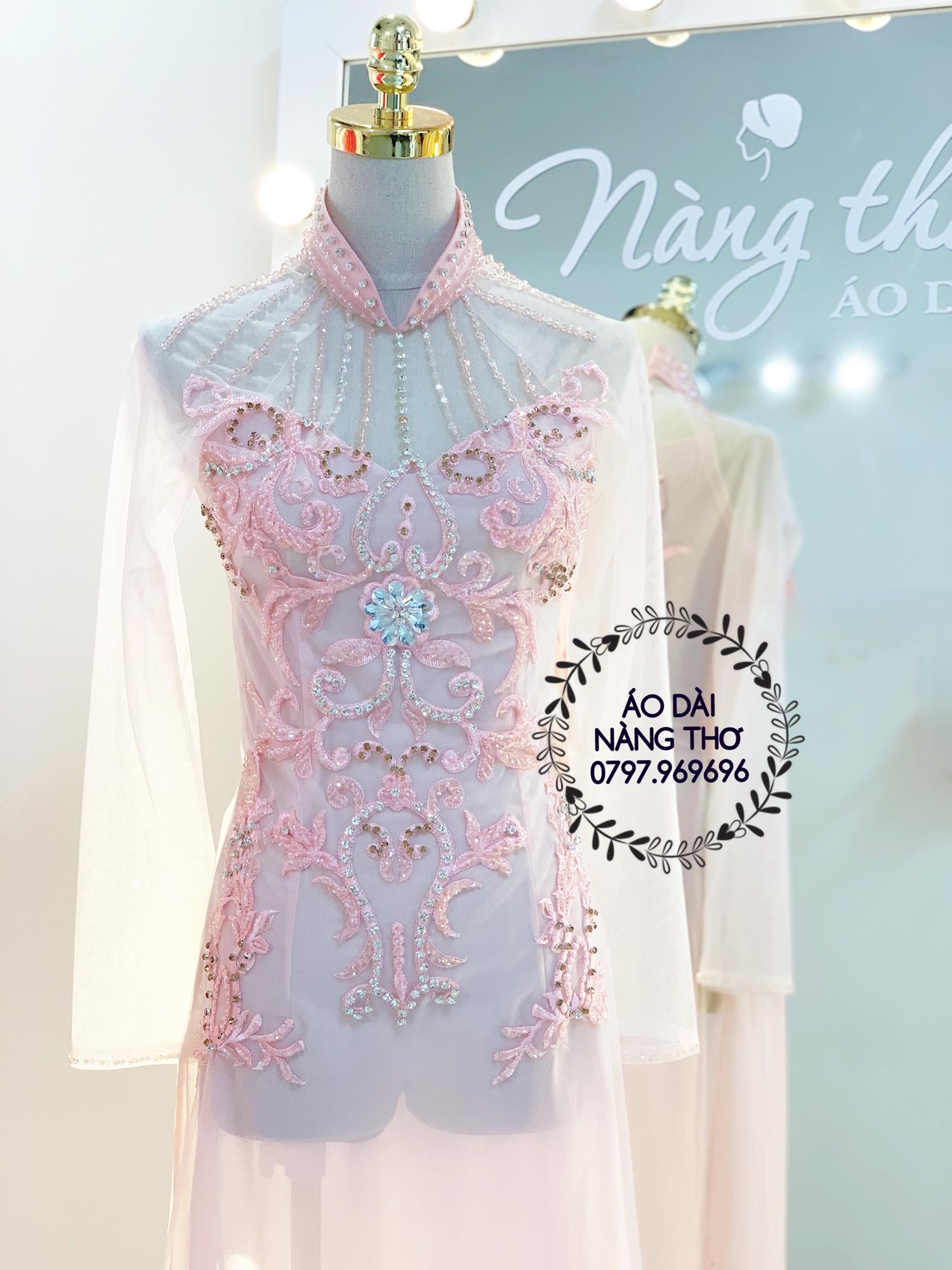 Áo dài cô dâu ren đính hạt hồng phấn