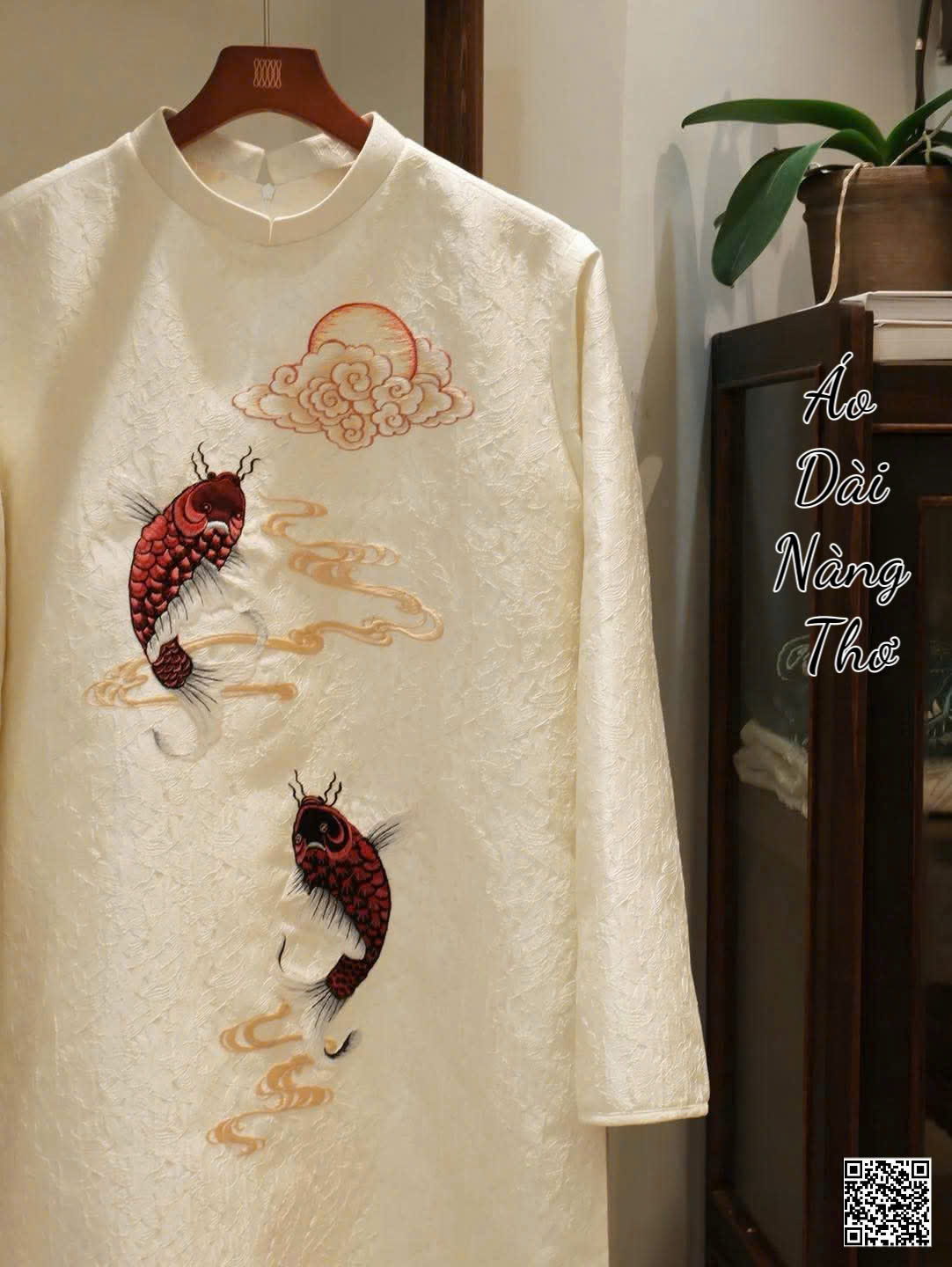 Áo Dài Nam Gấm Kem Họa Tiết Thêu Cá Chép