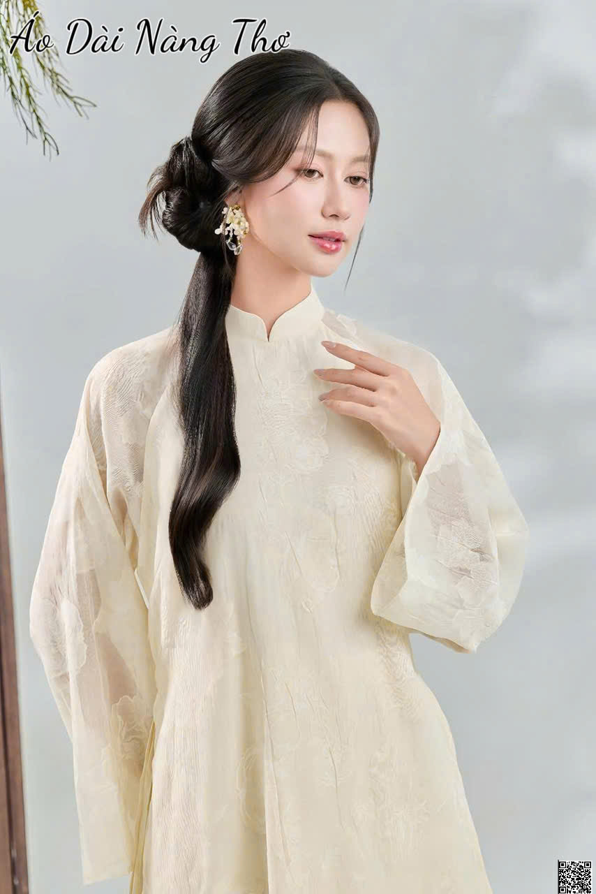Áo Dài Cách Tân Lụa Kem Họa Tiết Ẩn Trên Vải