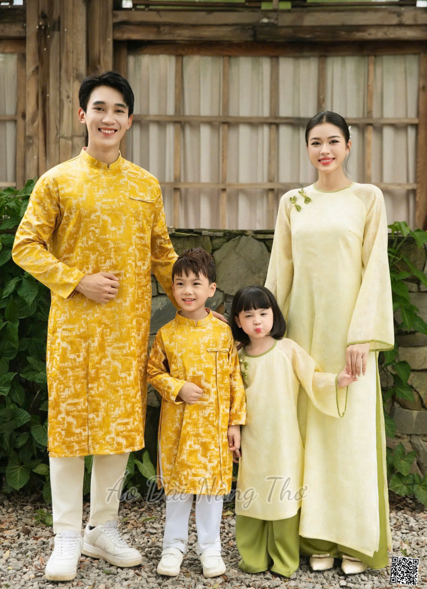 Áo Dài Cách Tân Gia Đình Gấm Vàng Đính Nút Tàu