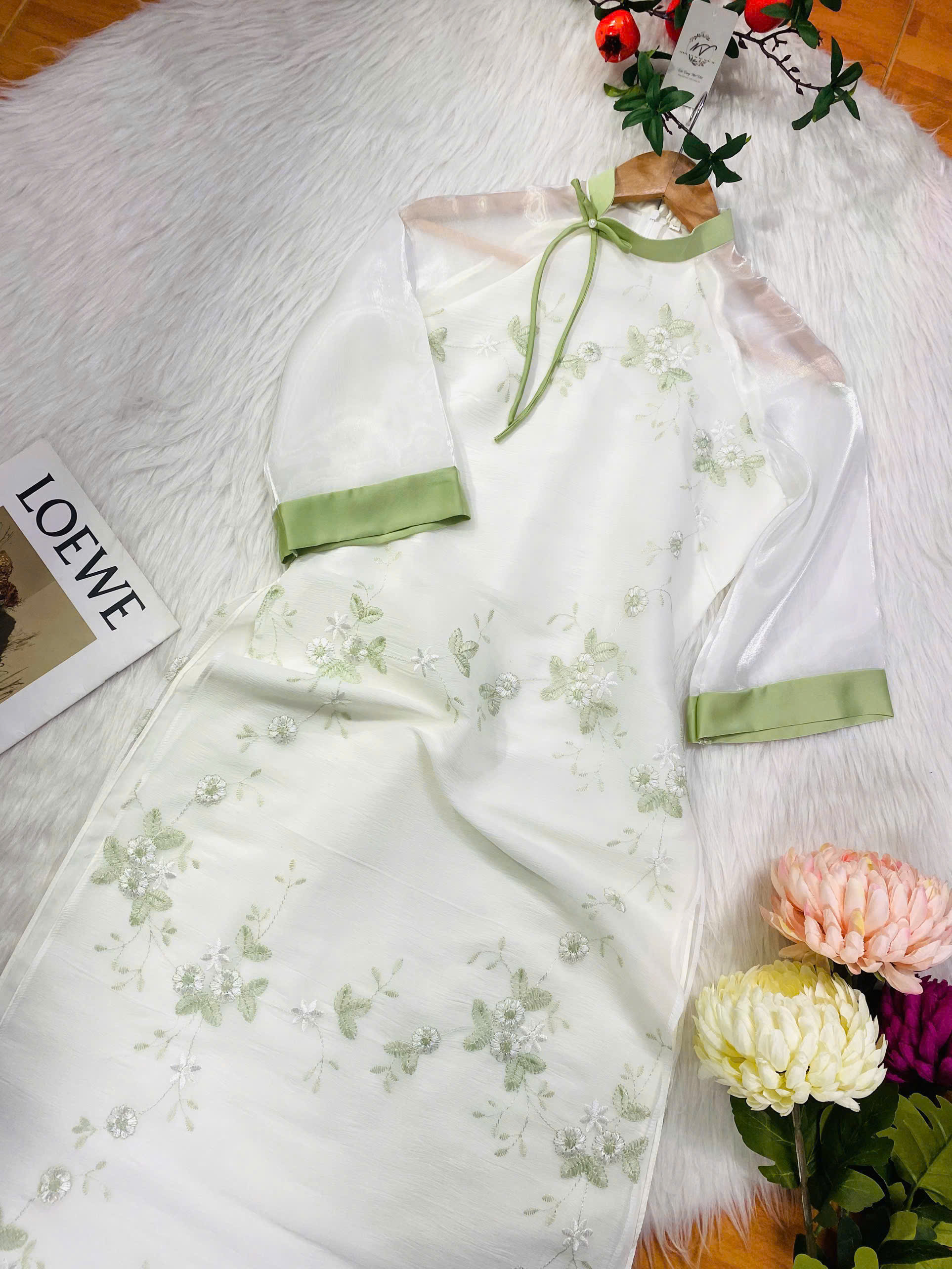 Áo Dài Cách Tân Voan Trắng Thêu Hoa Xanh Đính Nơ Cổ