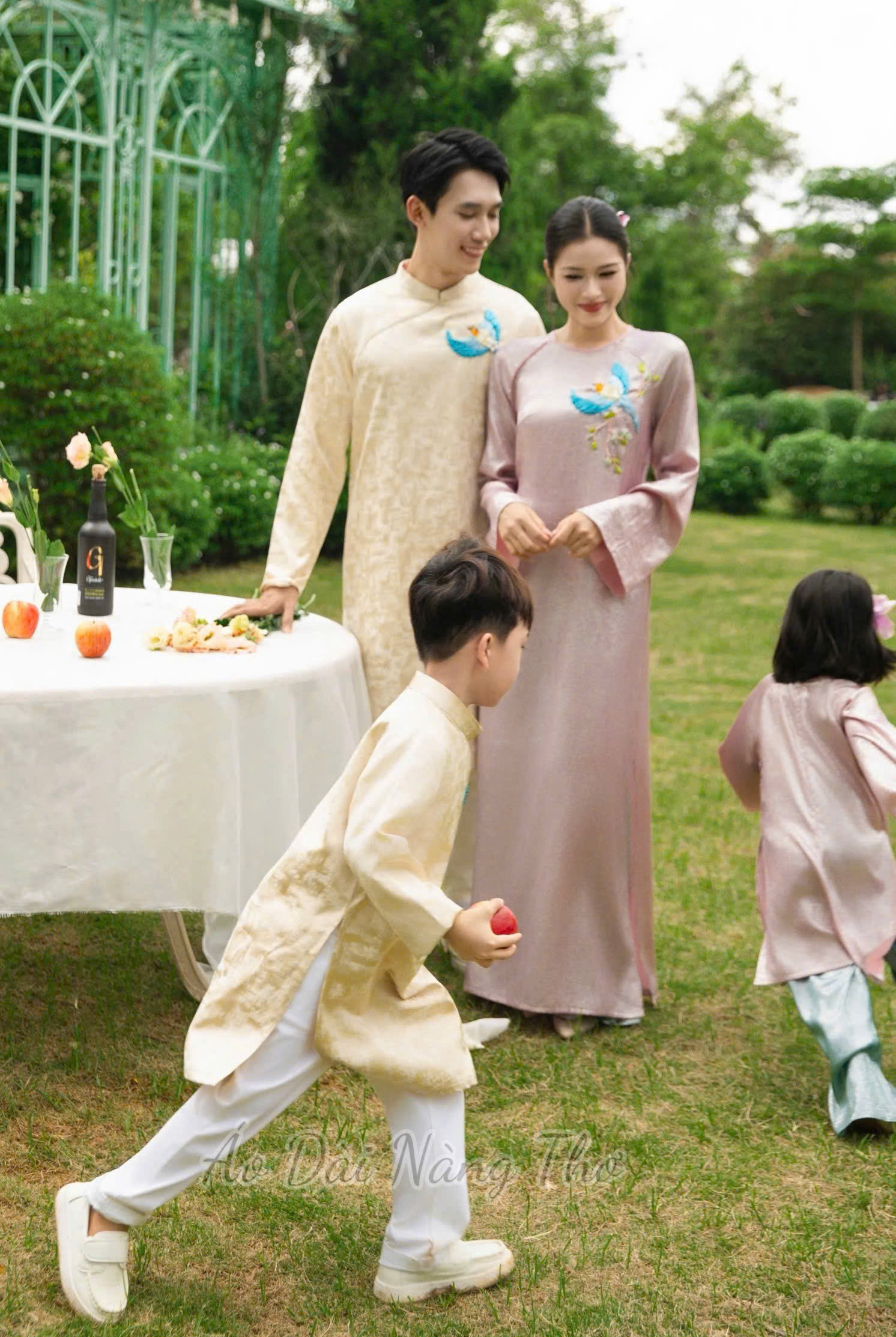 Áo Dài Cách Tân Gia Đình Gấm Hồng Thêu Ruy Băng