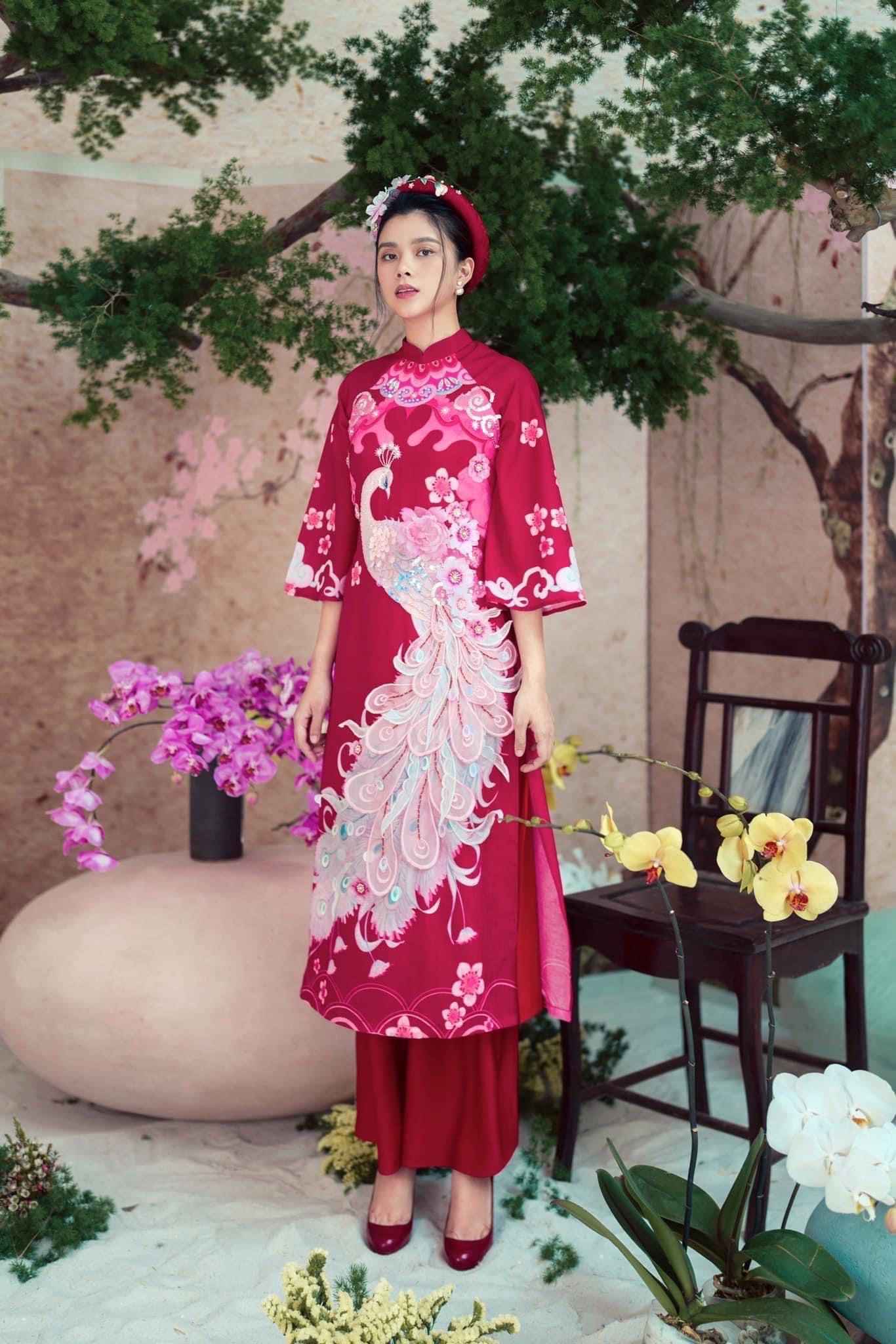 Áo Dài Cách Tân Họa Tiết Chim Công Nổi Bật