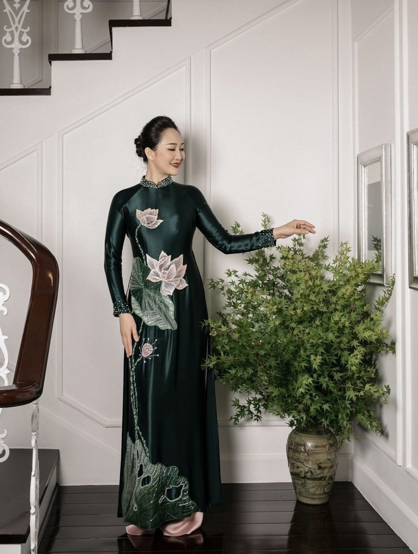 Áo Dài Bà Sui Lụa Thêu Hoa Sen Quý Phái