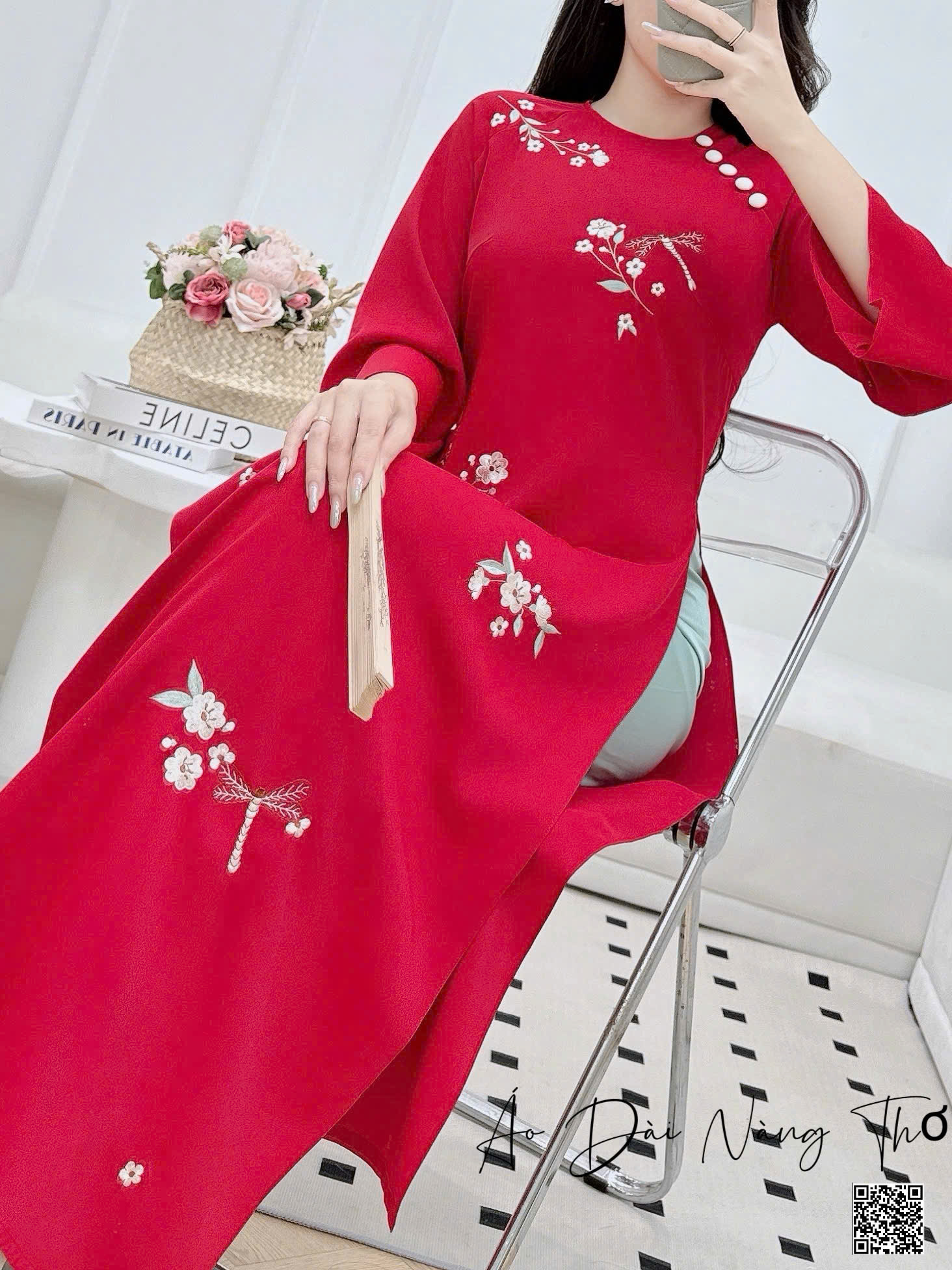 Áo Dài Cách Tân Vải Lụa Đỏ Thêu Hoa Xinh Xắn