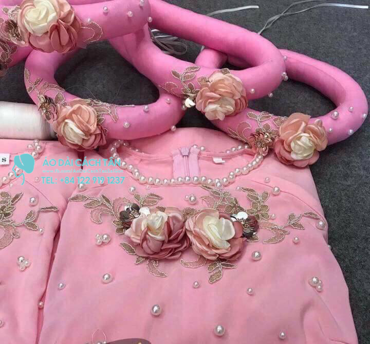 Áo dài bưng quả