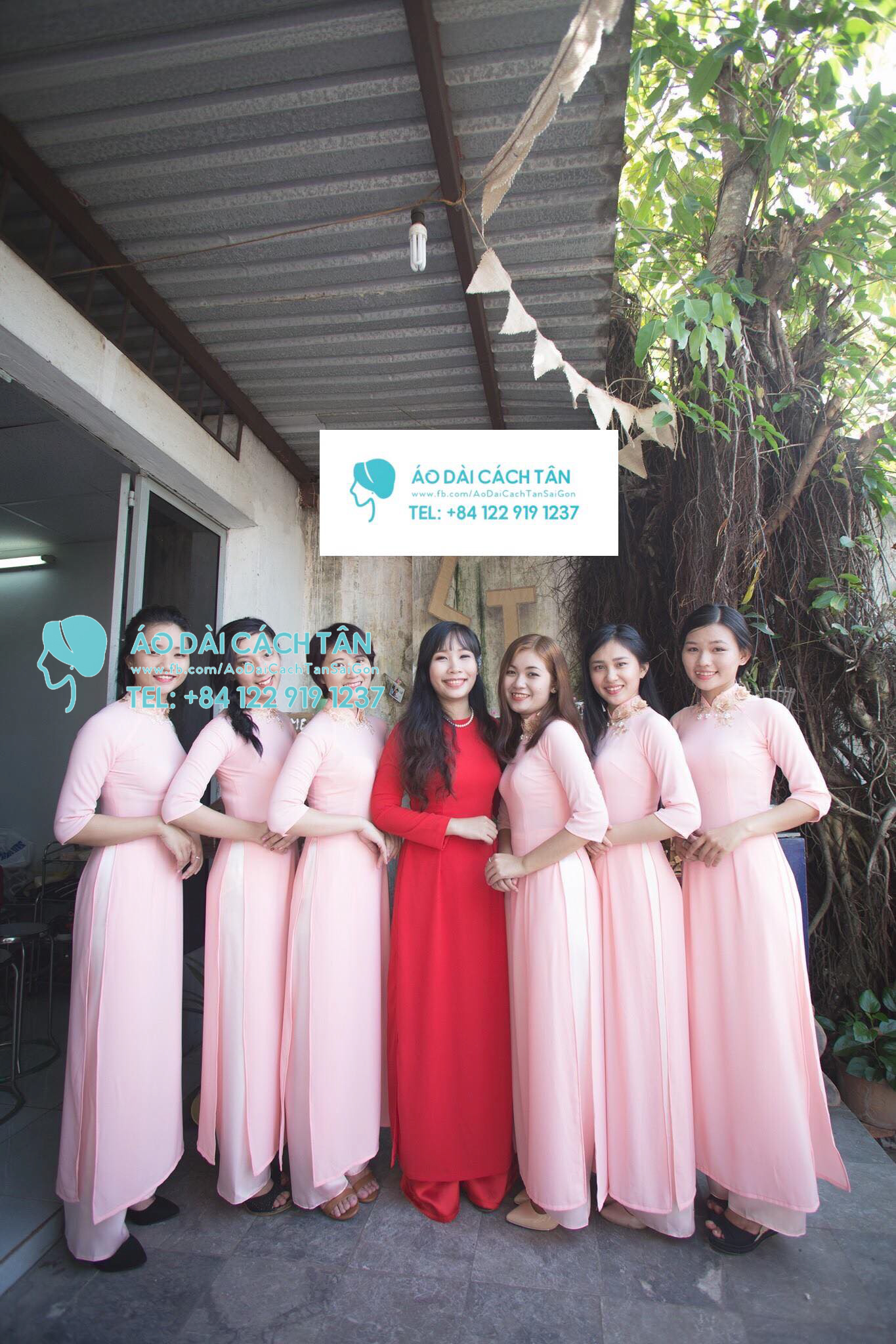 Áo dài bưng quả