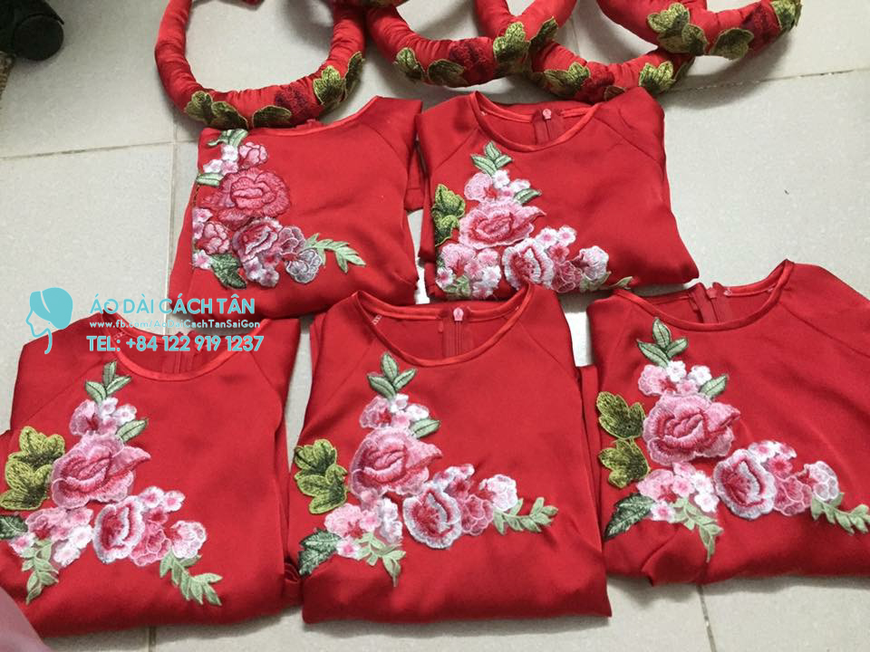 Áo dài bưng quả