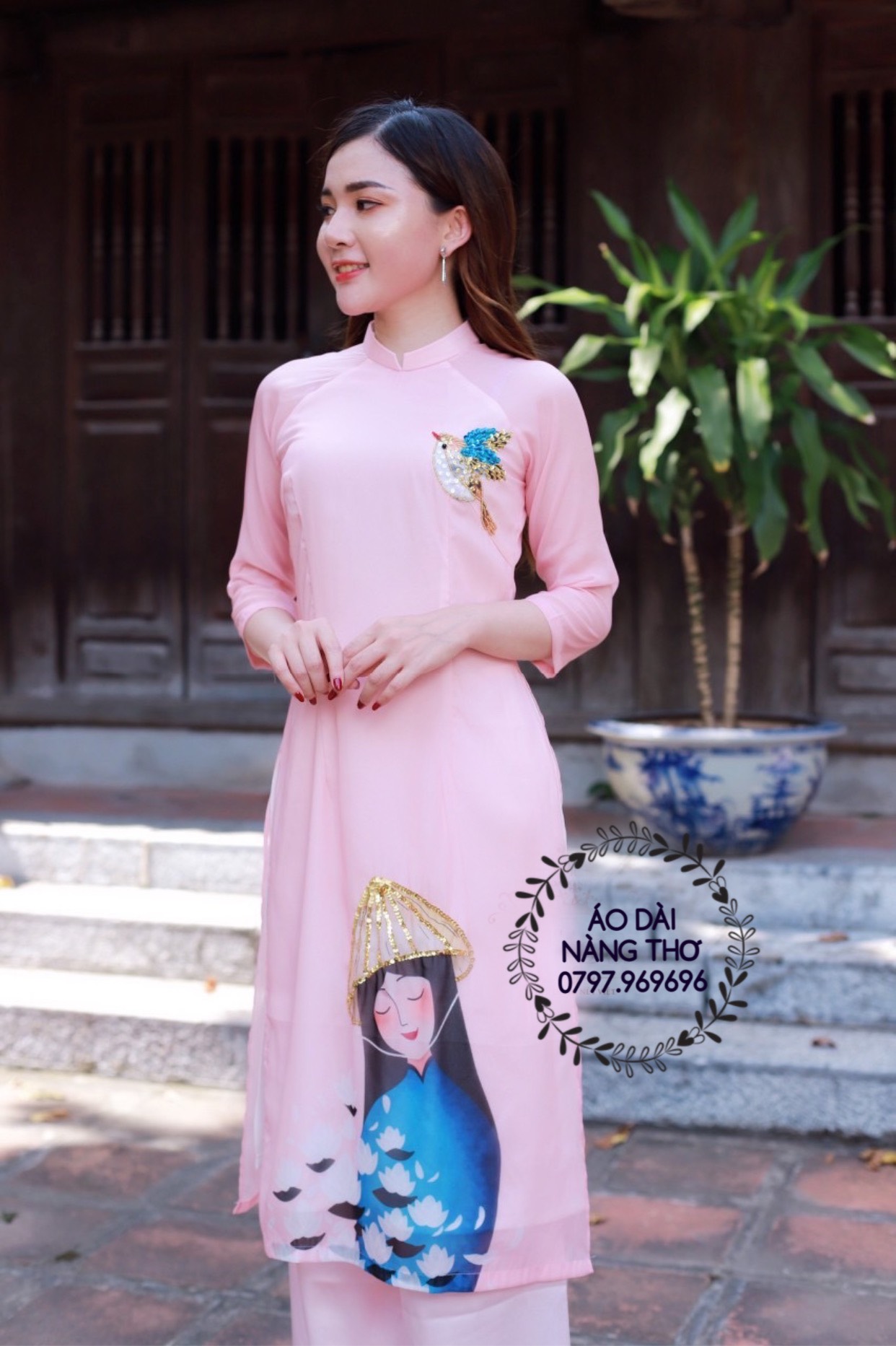Áo Dài Cách Tân Lửng Voan Tơ 4 Tà Màu Hồng Họa Tiết Cô Gái Đội Áo Dài Cách Tân Lửng Voan Tơ 4 Tà Màu Hồng Họa Tiết Cô Gái Đội