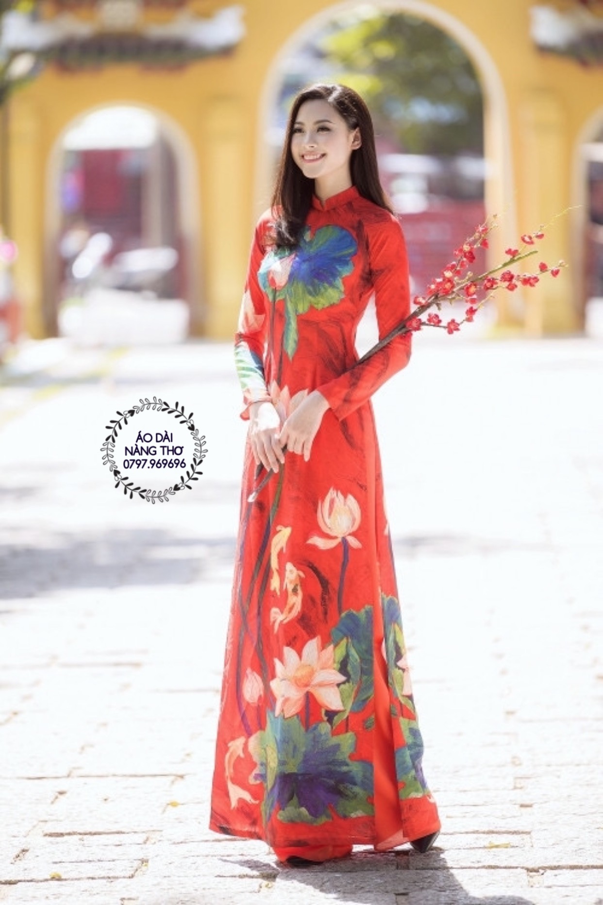 Họa tiết dân tộc hoa sen - Biểu tượng của văn hóa Việt Nam. 5 Áo dài họa tiết hoa sen