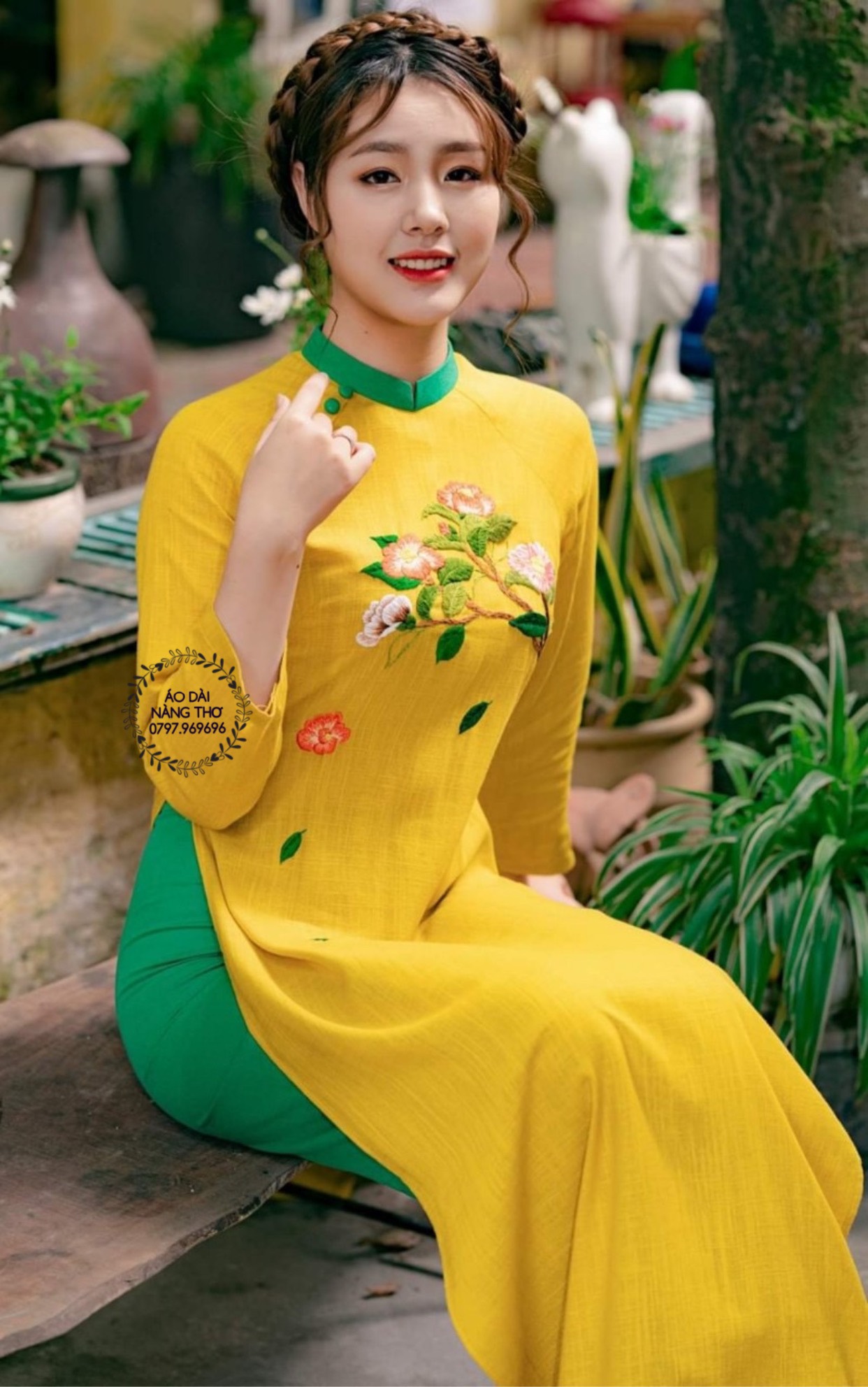 Áo Dài Truyền Thống Chất Liệu Đũi Cao Cấp Màu Vàng Thêu Họa Tiết Hoa Lá Áo Dài Truyền Thống Chất Liệu Đũi Cao Cấp Màu Vàng Thêu Họa Tiết Hoa Lá