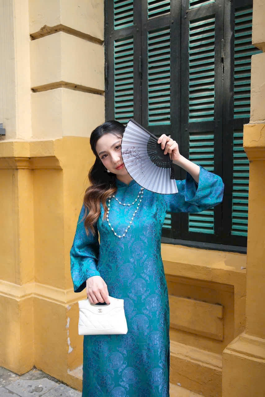 Áo Dài Cách Tân Gấm Thọ Dơi Sành Điệu