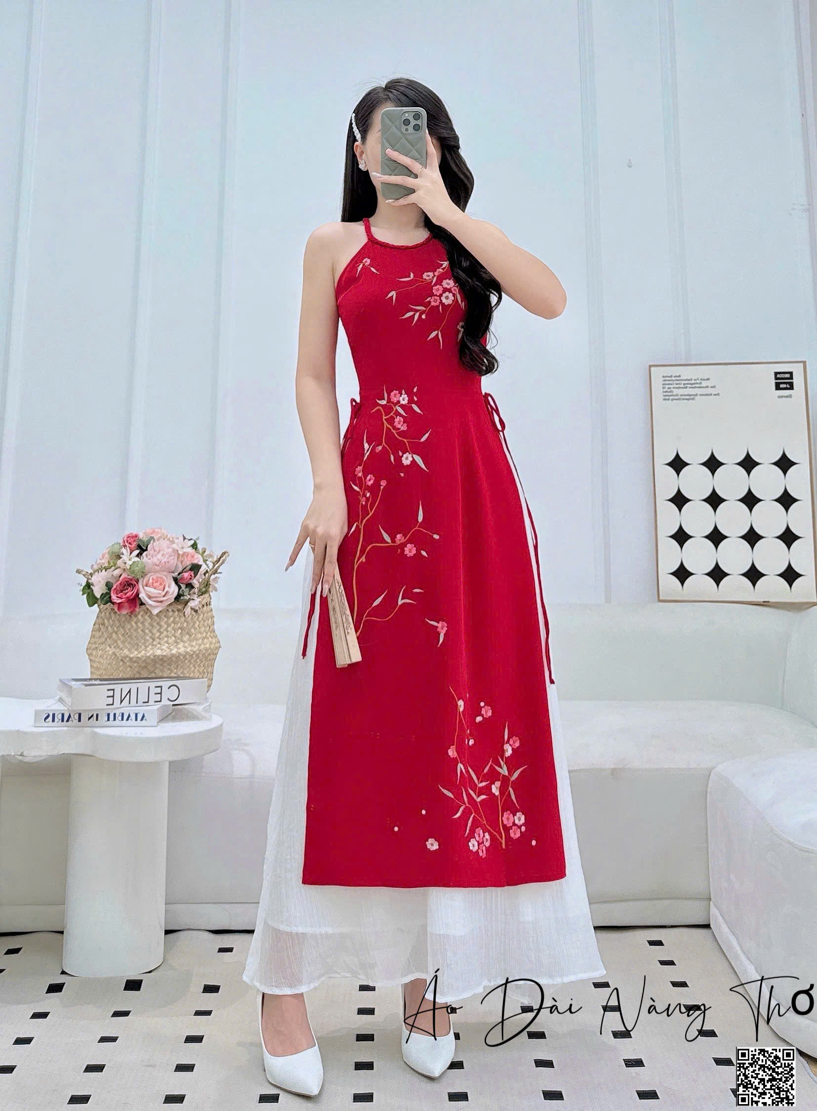 Áo Dài Cách Tân Lụa Đỏ Cổ Yếm Họa Tiết Thêu Xinh Xắn