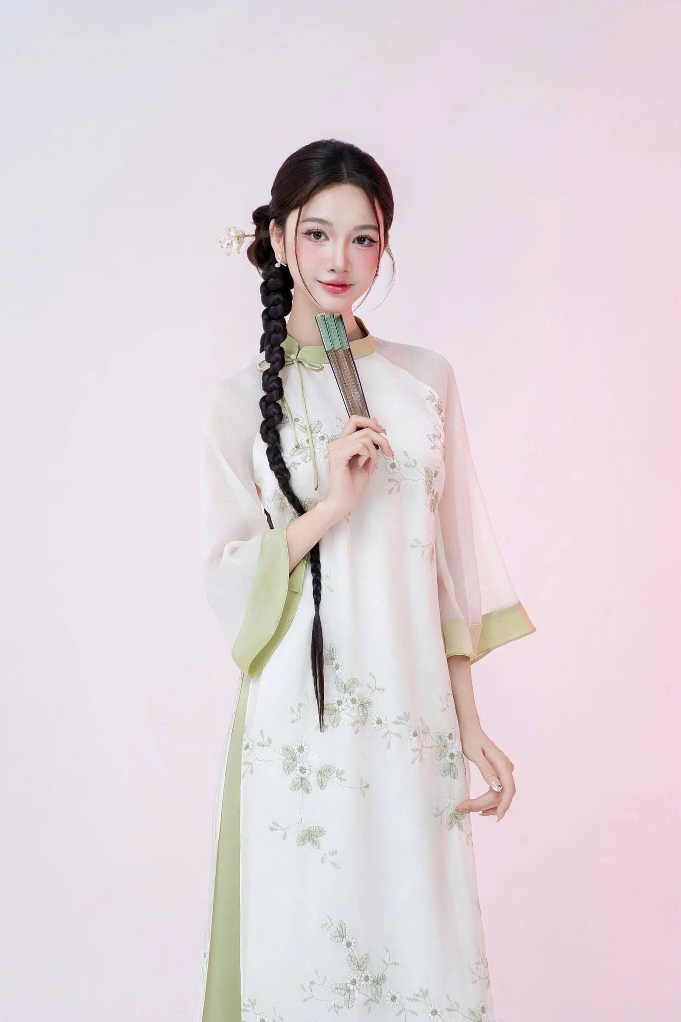 Áo Dài Cách Tân Voan Trắng Thêu Hoa Xanh Đính Nơ Cổ