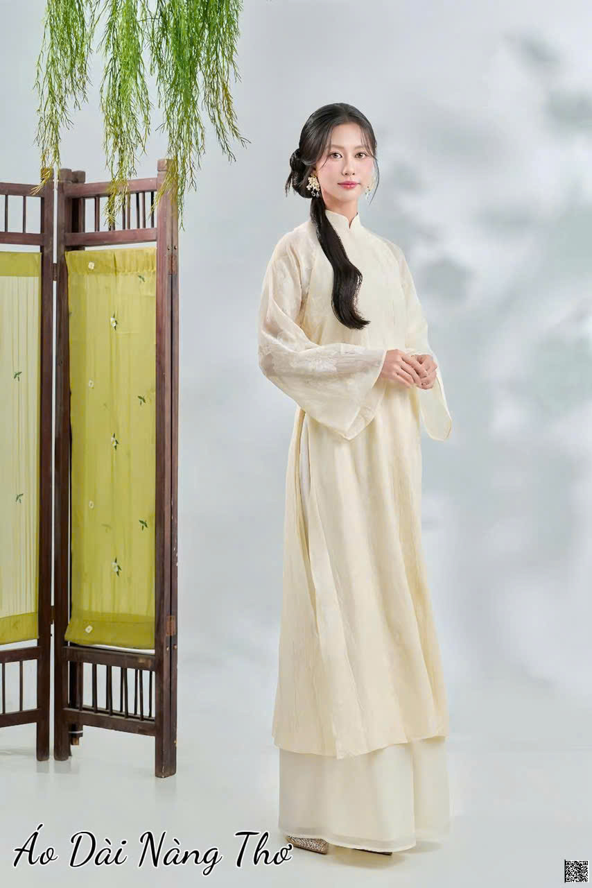 Áo Dài Cách Tân Lụa Kem Họa Tiết Ẩn Trên Vải