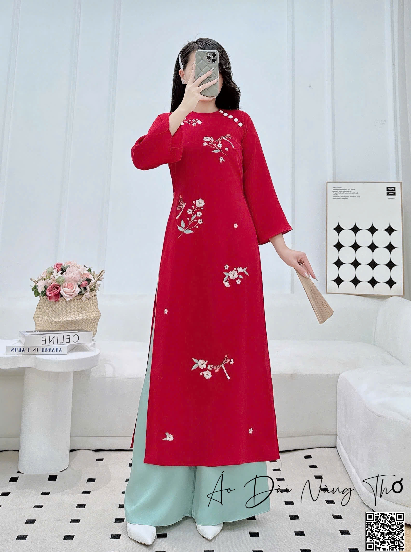 Áo Dài Cách Tân Vải Lụa Đỏ Thêu Hoa Xinh Xắn