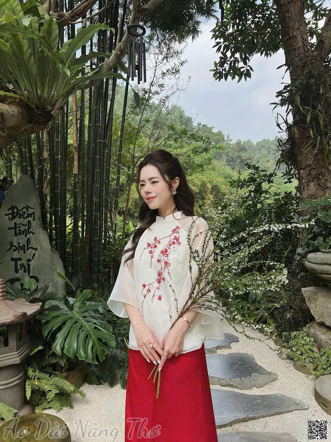 Pháp Phục Voan Đỏ Kết Hoa Phối Quần Ống Suông Dễ Thương