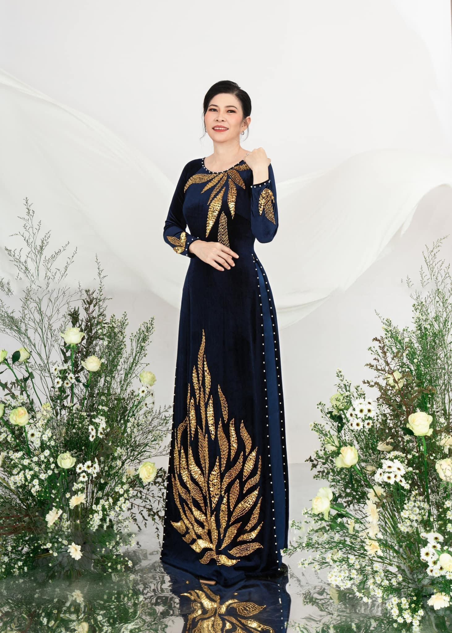 Áo Dài Bà Sui Nhung Màu Xanh Than Đính Cườm Nổi Bật