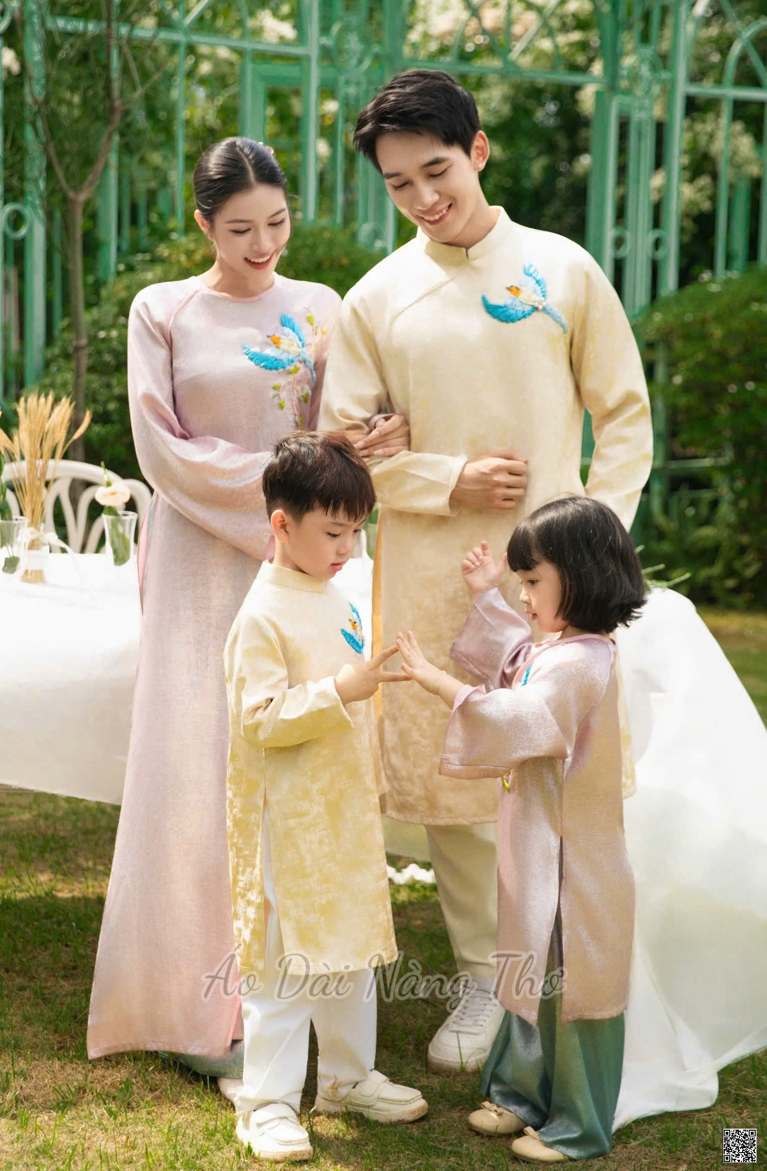 Áo Dài Cách Tân Gia Đình Gấm Hồng Thêu Ruy Băng