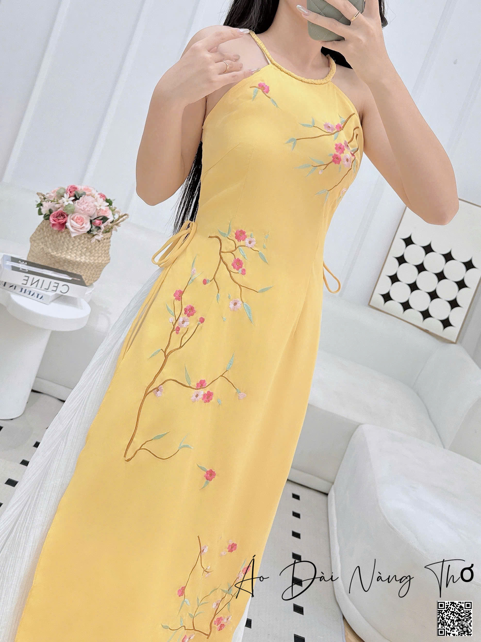 Áo Dài Cách Tân Lụa Vàng Cổ Yếm Họa Tiết Thêu Xinh Xắn