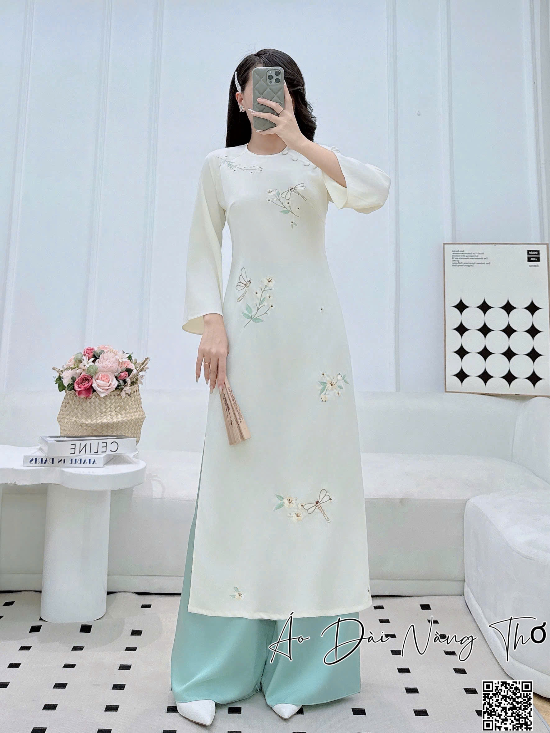 Áo Dài Cách Tân Vải Lụa Trắng Thêu Hoa Xinh Xắn